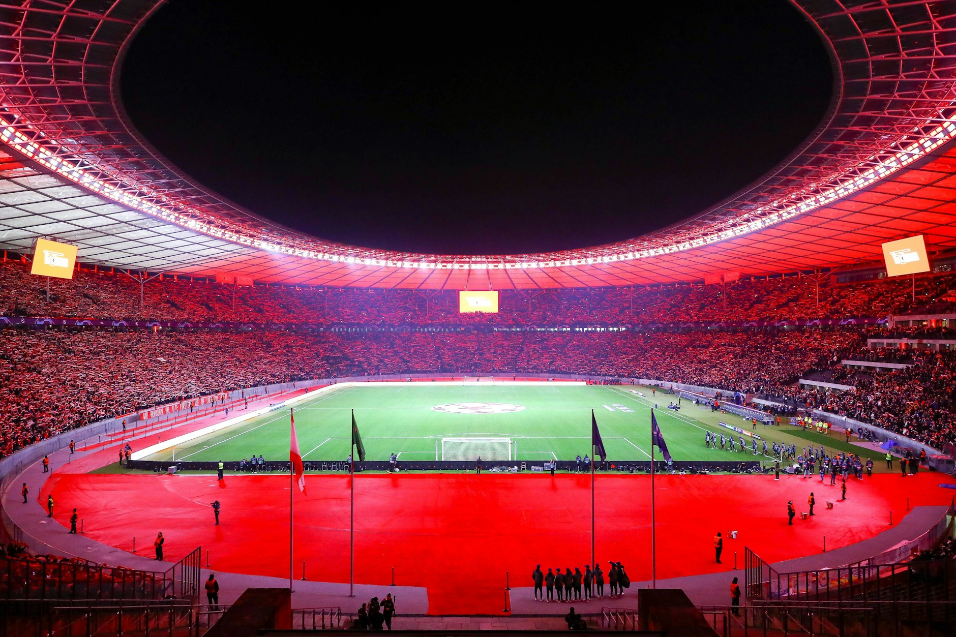 Das Berliner Olympiastadion, die Heimspielstätte von Hertha BSC, soll nach den Plänen des 1. FC Union schon bald wieder rot leuchten. 