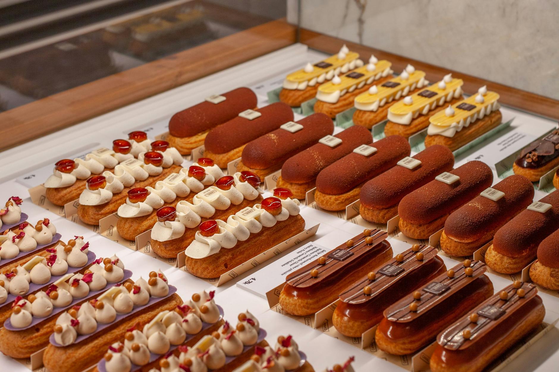 Akkurat verziert: Bei Canal in Mitte sieht jedes Eclair wie ein kleines Kunstwerk aus.