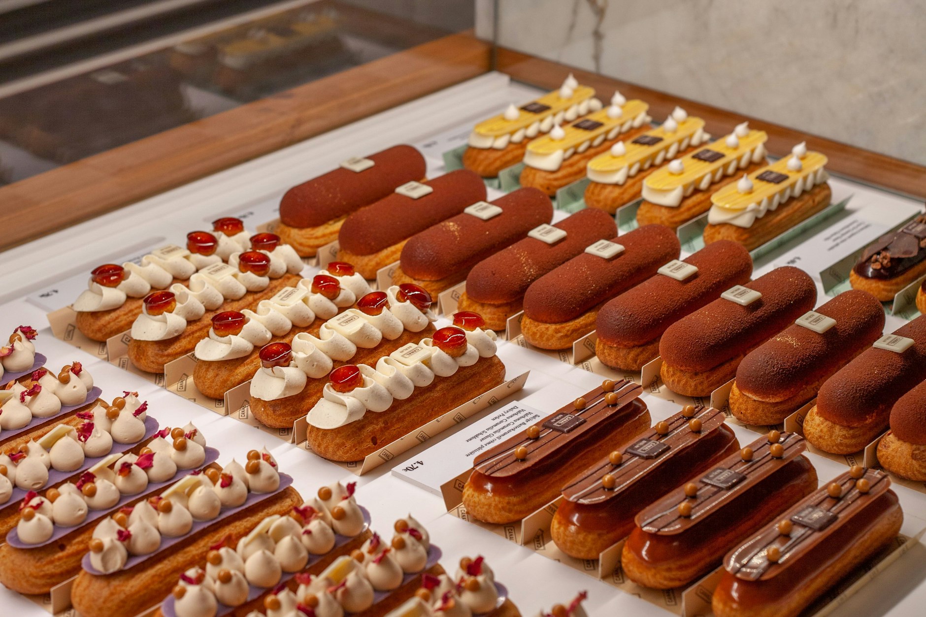 Akkurat verziert: Bei Canal in Mitte sieht jedes Eclair wie ein kleines Kunstwerk aus.