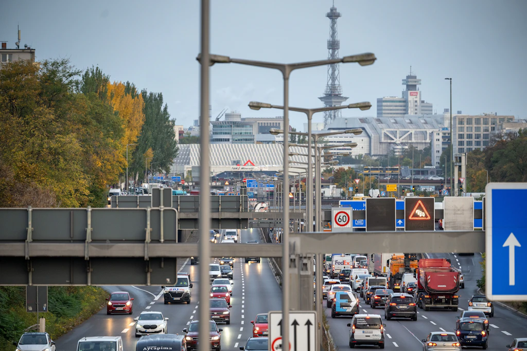 Die Auffahrt Detmolder Straße sowie die äußeren Fahrstreifen der Stadtautobahn A100 in dem Bereich werden am Freitagmorgen gesperrt.