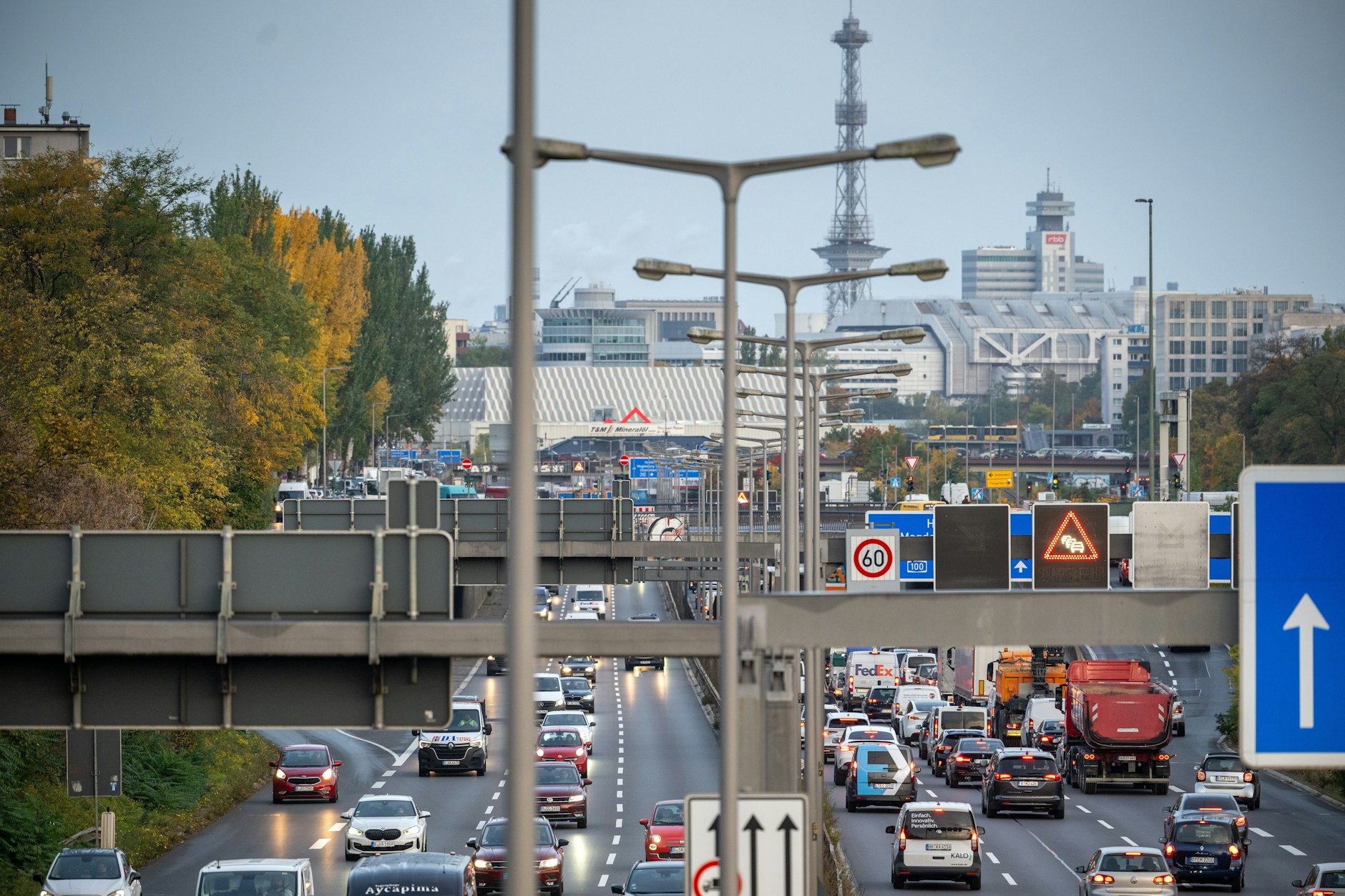 Die Auffahrt Detmolder Straße sowie die äußeren Fahrstreifen der Stadtautobahn A100 in dem Bereich werden am Freitagmorgen gesperrt.
