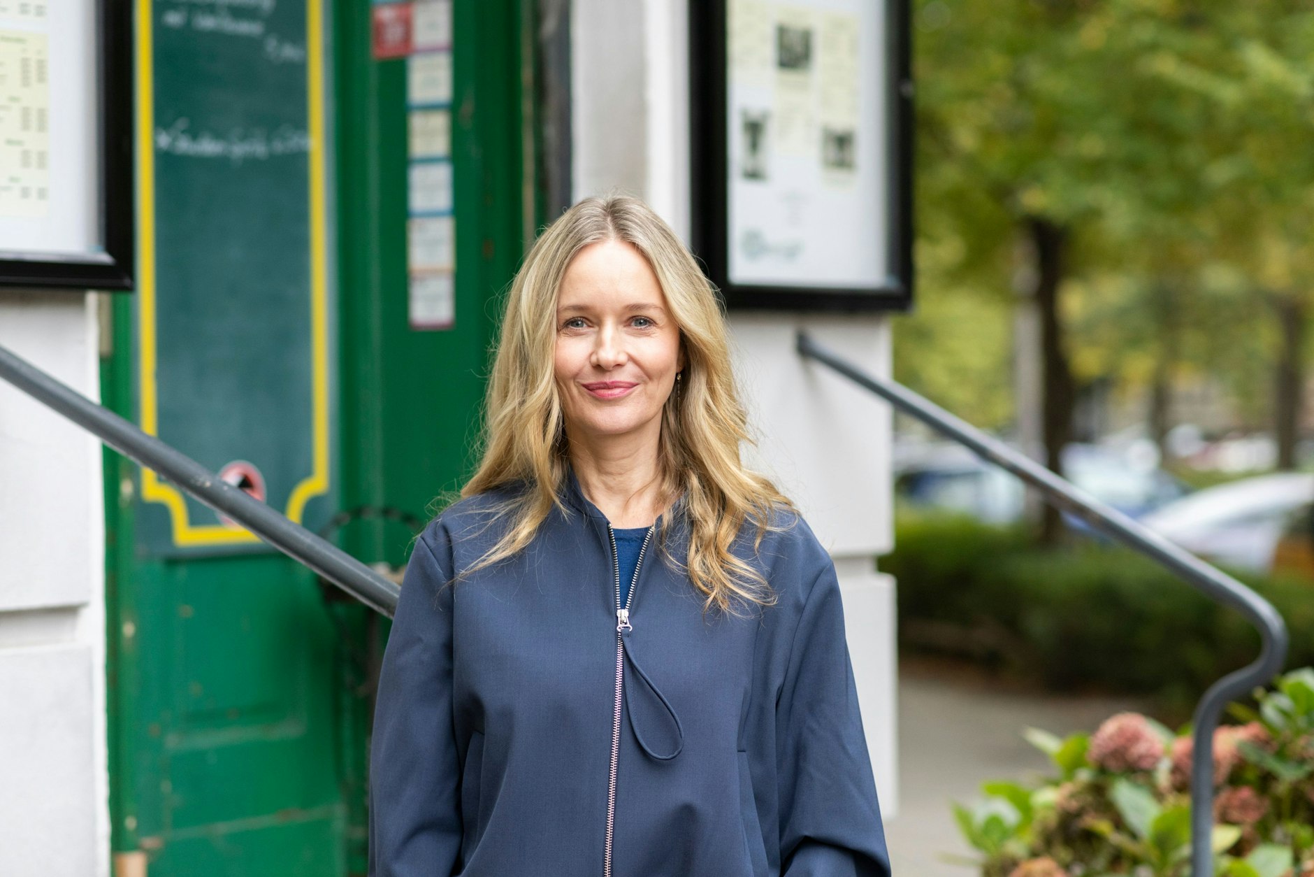 Stefanie Stappenbeck bei einem PR-Termin vor dem Metzer Eck in Berlin.