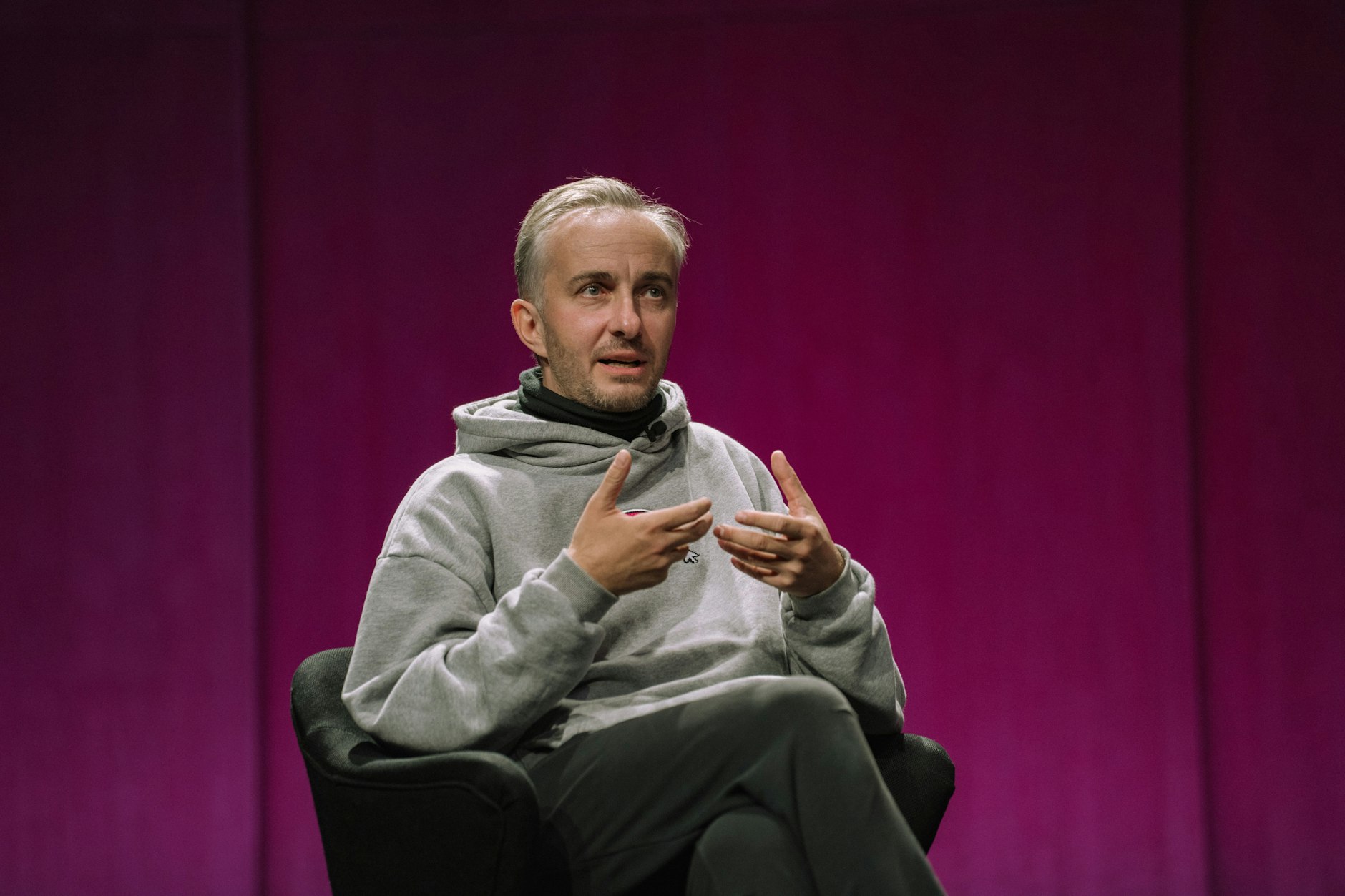 Jan Böhmermann im HKW: Er weiß immer, was gut und was richtig ist.