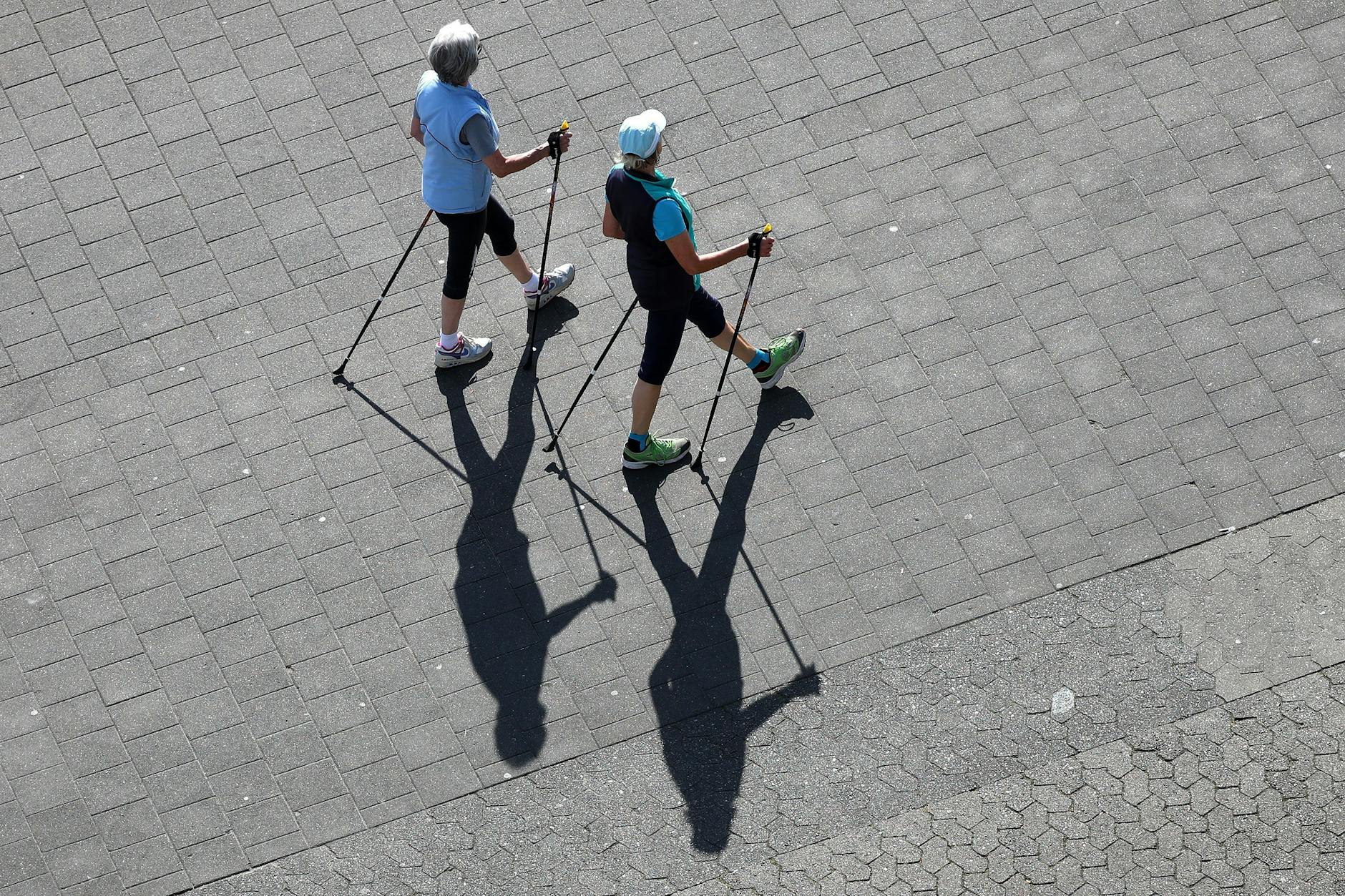 Fit in die Aktivrente: Ruhestand verschieben, Rente beziehen und weiter arbeiten. Der Verdienst ist bis 2000 Euro steuerfrei, gilt aber nur für Arbeitnehmer.