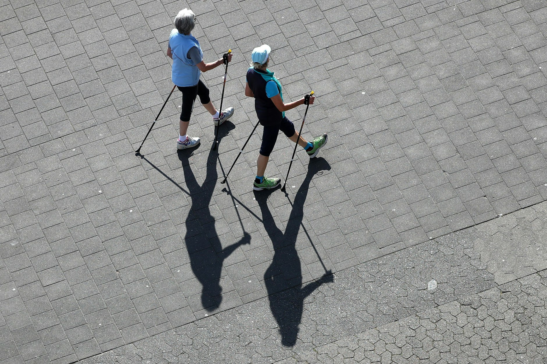 Fit in die Aktivrente: Ruhestand verschieben, Rente beziehen und weiter arbeiten. Der Verdienst ist bis 2000 Euro steuerfrei, gilt aber nur für Arbeitnehmer.