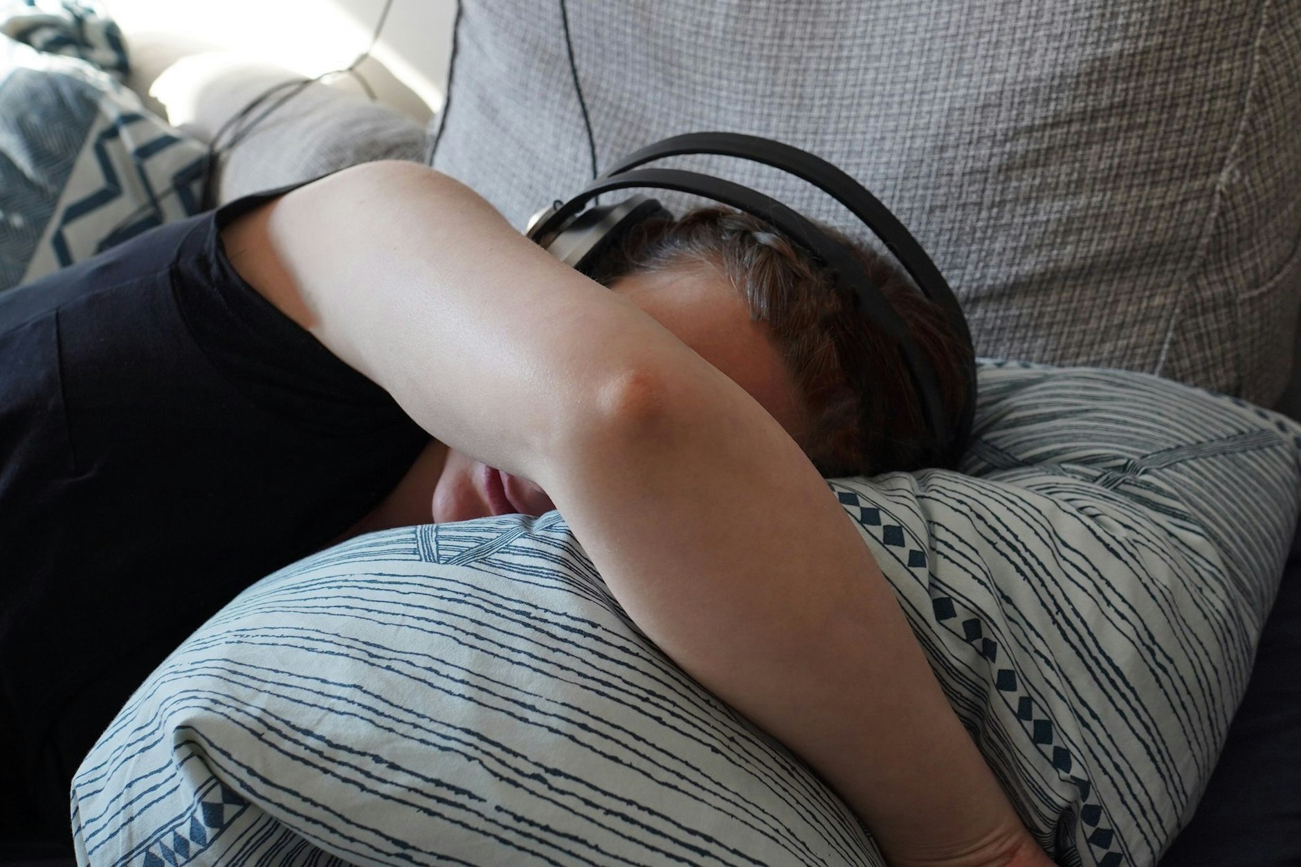 Eine Patientin mit ME/CFS liegt abgeschirmt von Licht und Geräuschen im Bett.