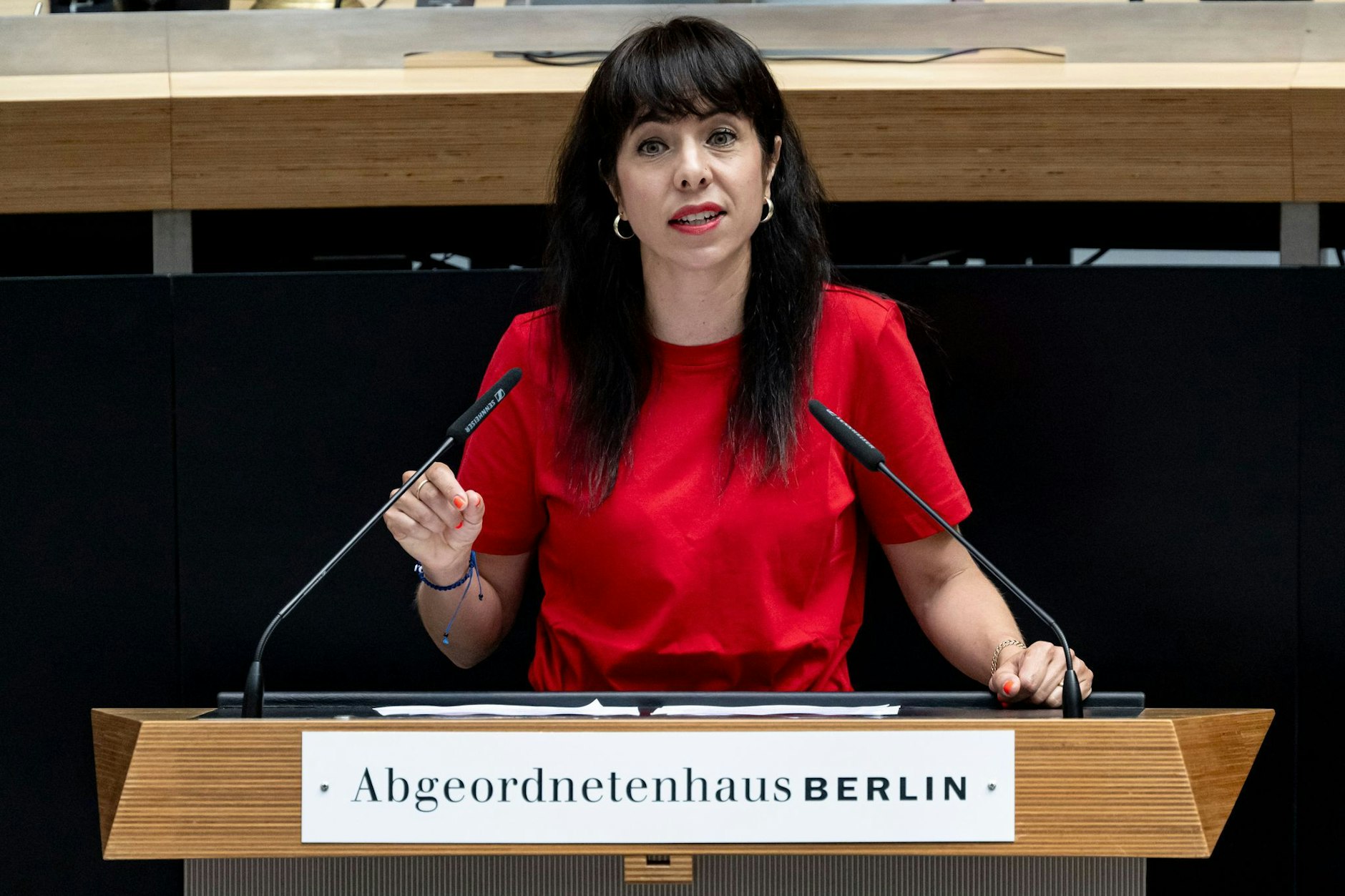 Elif Eralp, Mitglied des Berliner Abgeordnetenhauses. Der Linke-Landesvorstand schlägt die Politikerin als Spitzenkandidatin für die Wahl zum Abgeordnetenhaus 2026 vor.