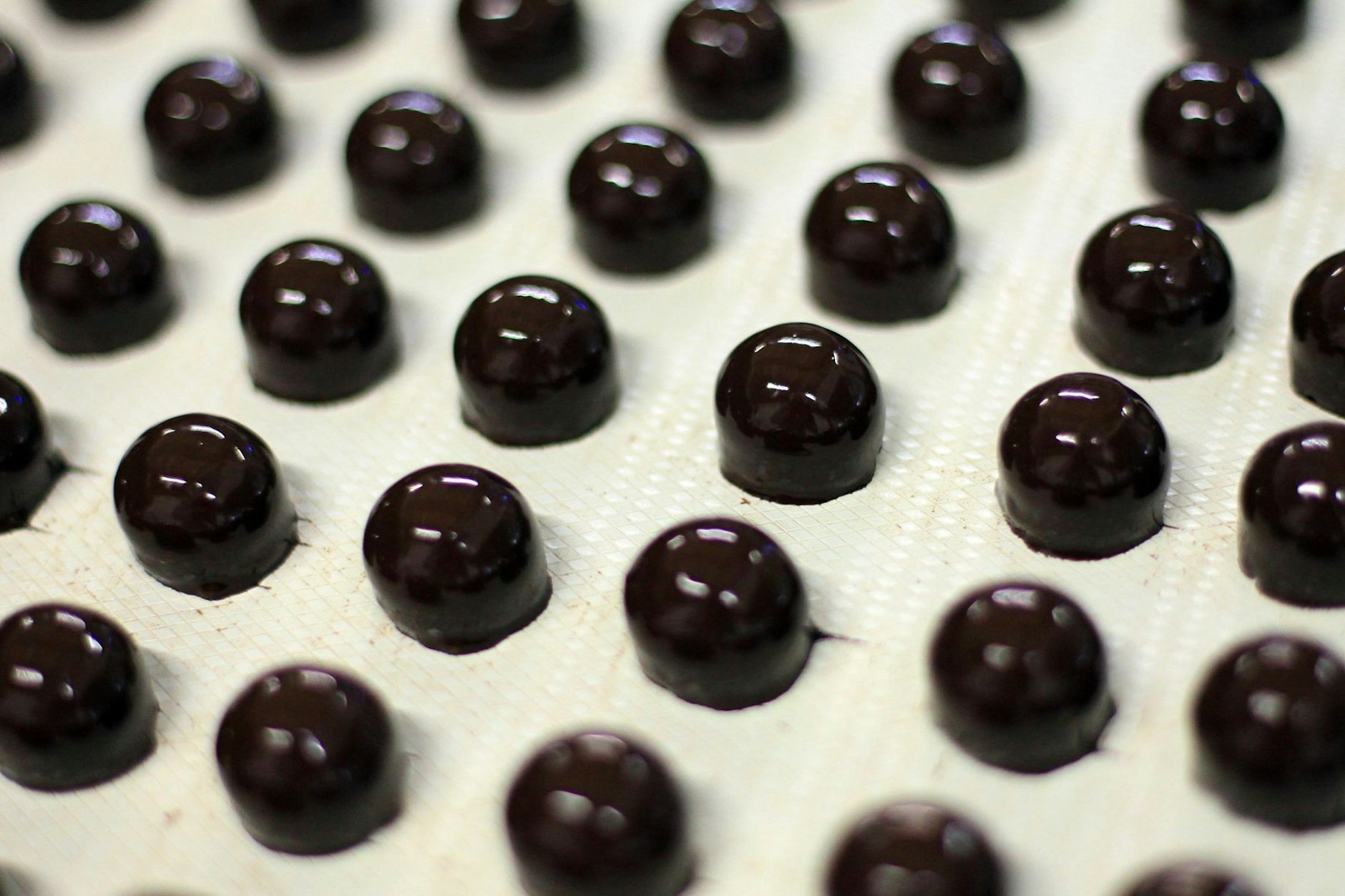 Seit 1956 läuft die Produktion der Halloren-Kugeln maschinell. Vorher stellten sie Arbeiter in Handarbeit her.