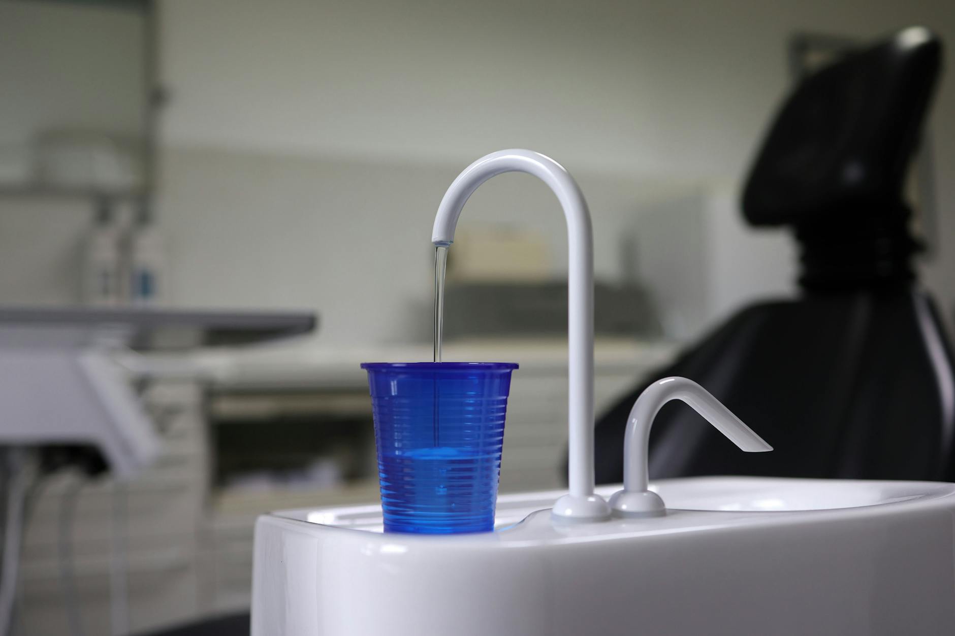 Der Becher ist eher halb leer als halb voll: Das Versorgungswerk der Zahnärzte hat aufgrund risikoreicher Anlagen erhebliche Vermögensverluste erlitten.