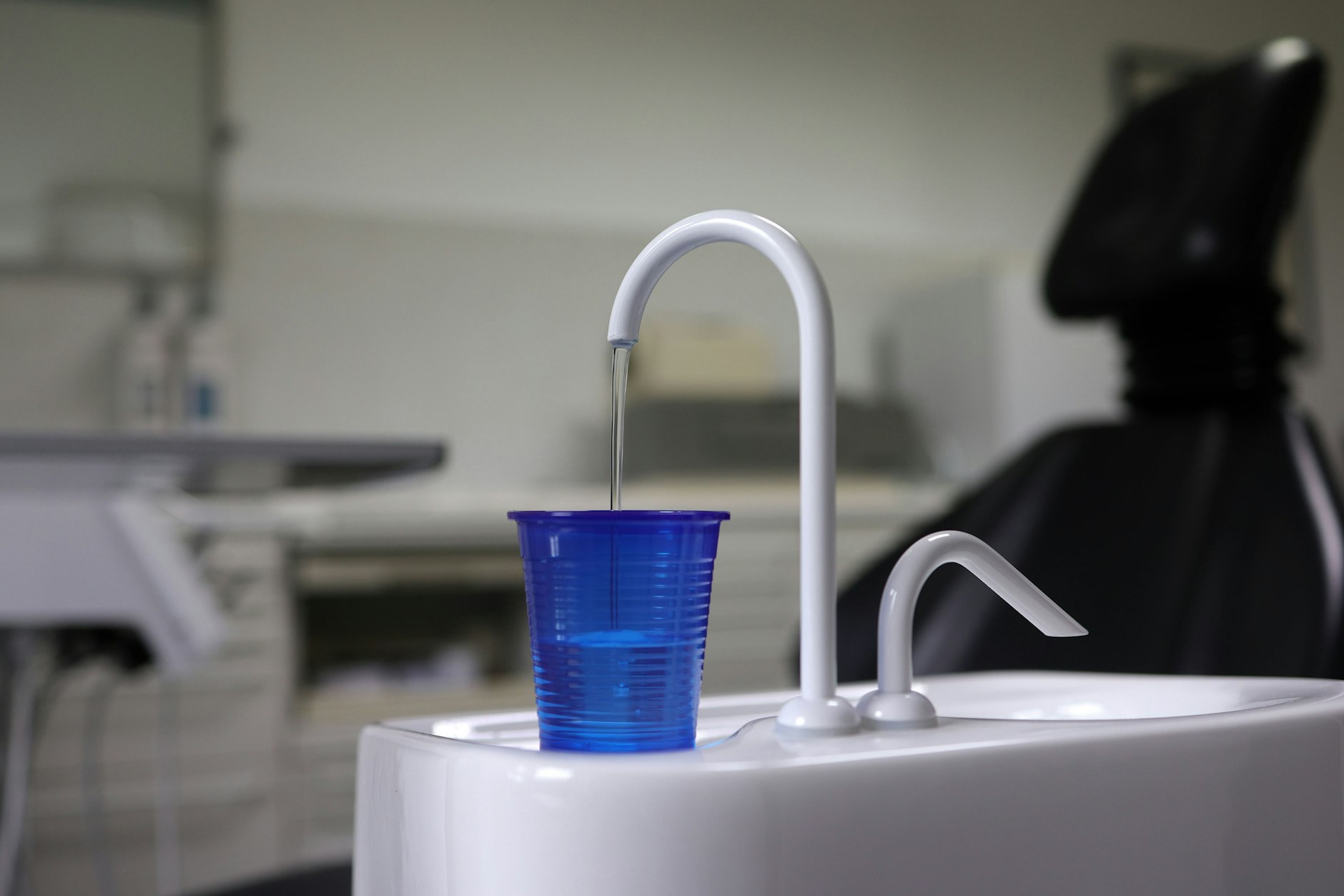 Der Becher ist eher halb leer als halb voll: Das Versorgungswerk der Zahnärzte hat aufgrund risikoreicher Anlagen erhebliche Vermögensverluste erlitten.