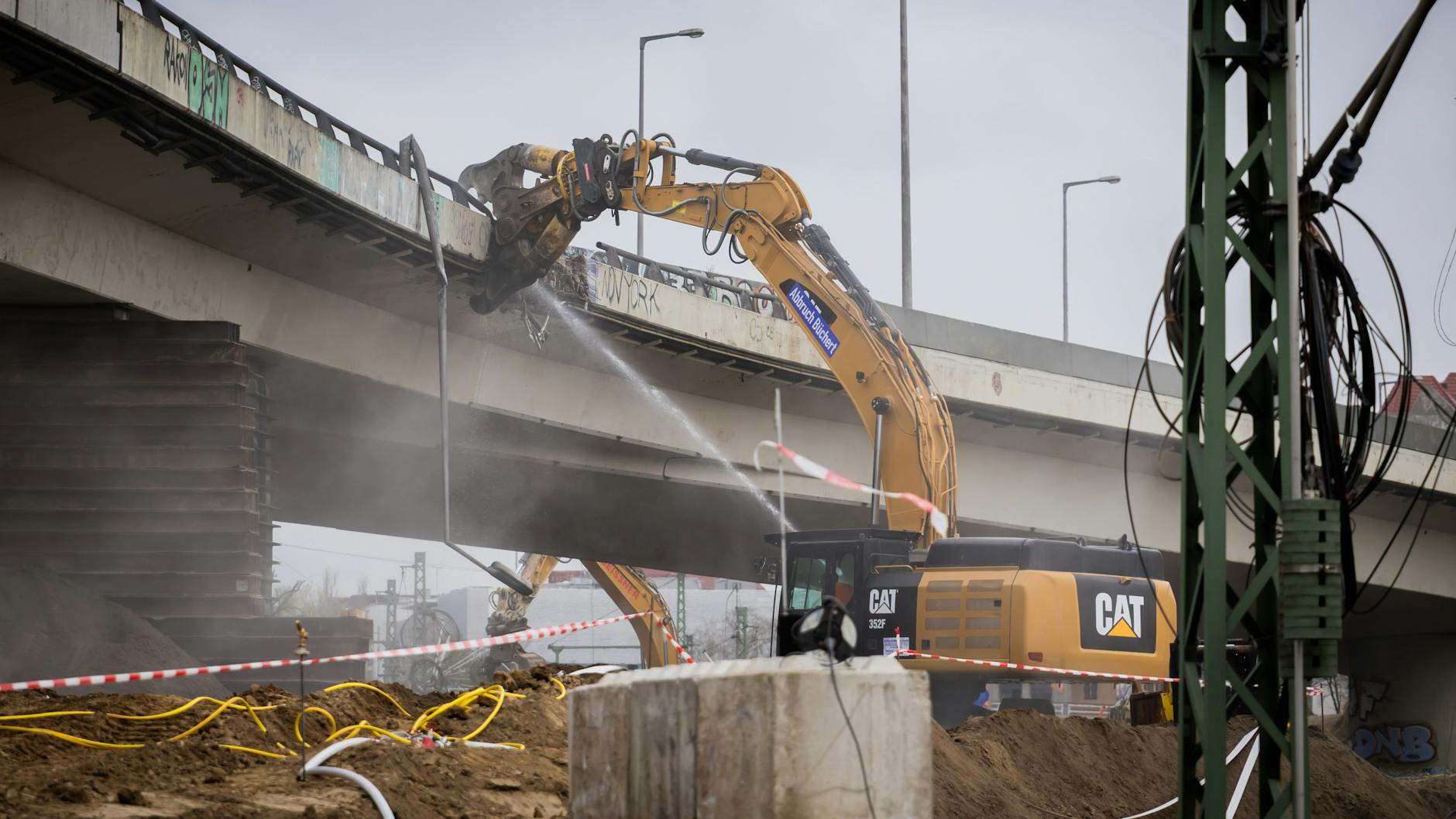 Die Ringbahnbrücke der A100 wurde im April 2025 mit einem Bagger abgerissen.