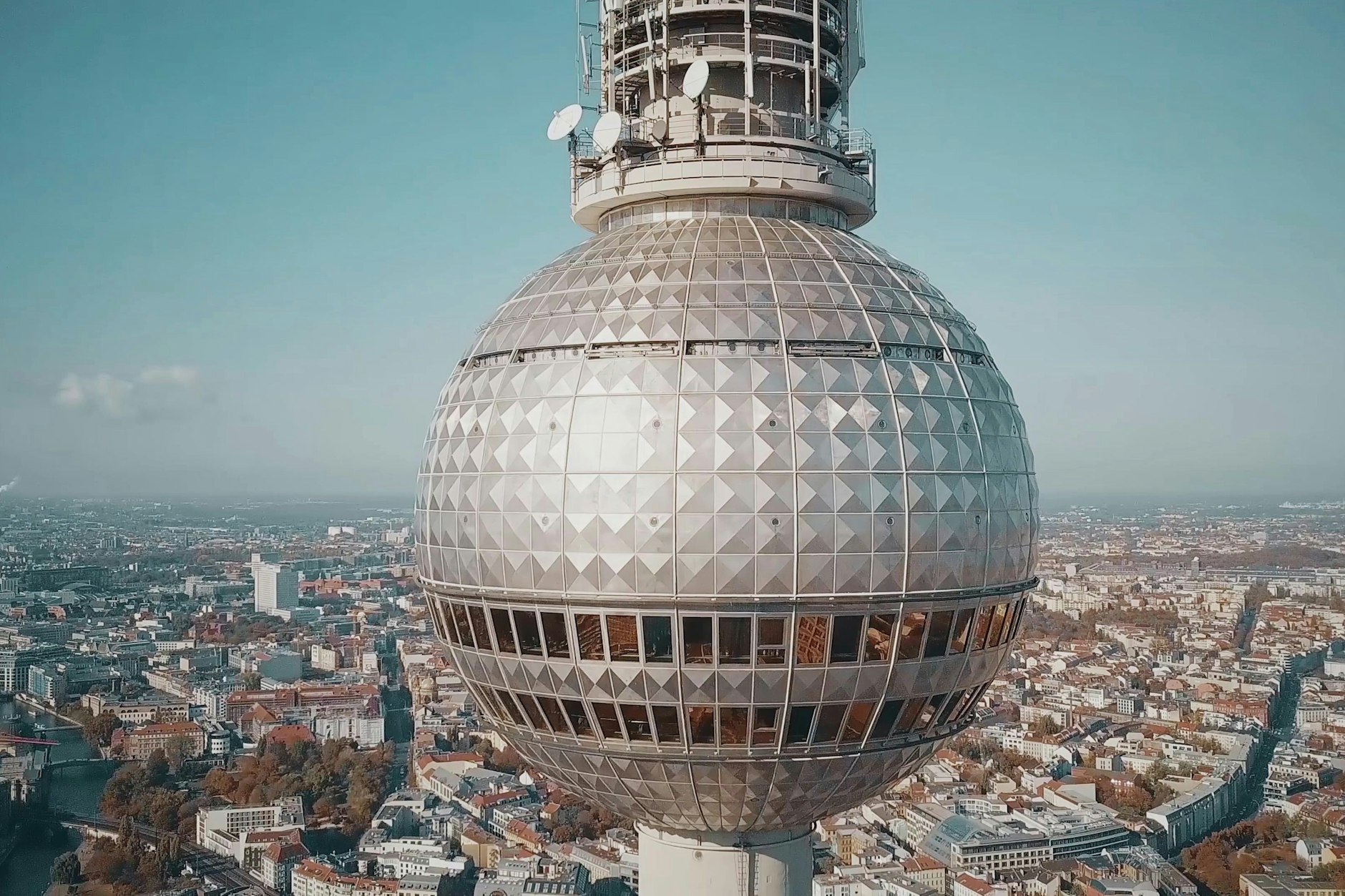 Berlin wächst, auf zu niedrigem Niveau. Mehr wäre möglich, wenn Prinzipien sozialer Markt- und nicht sozialistischer Planwirtschaft gelten würden.