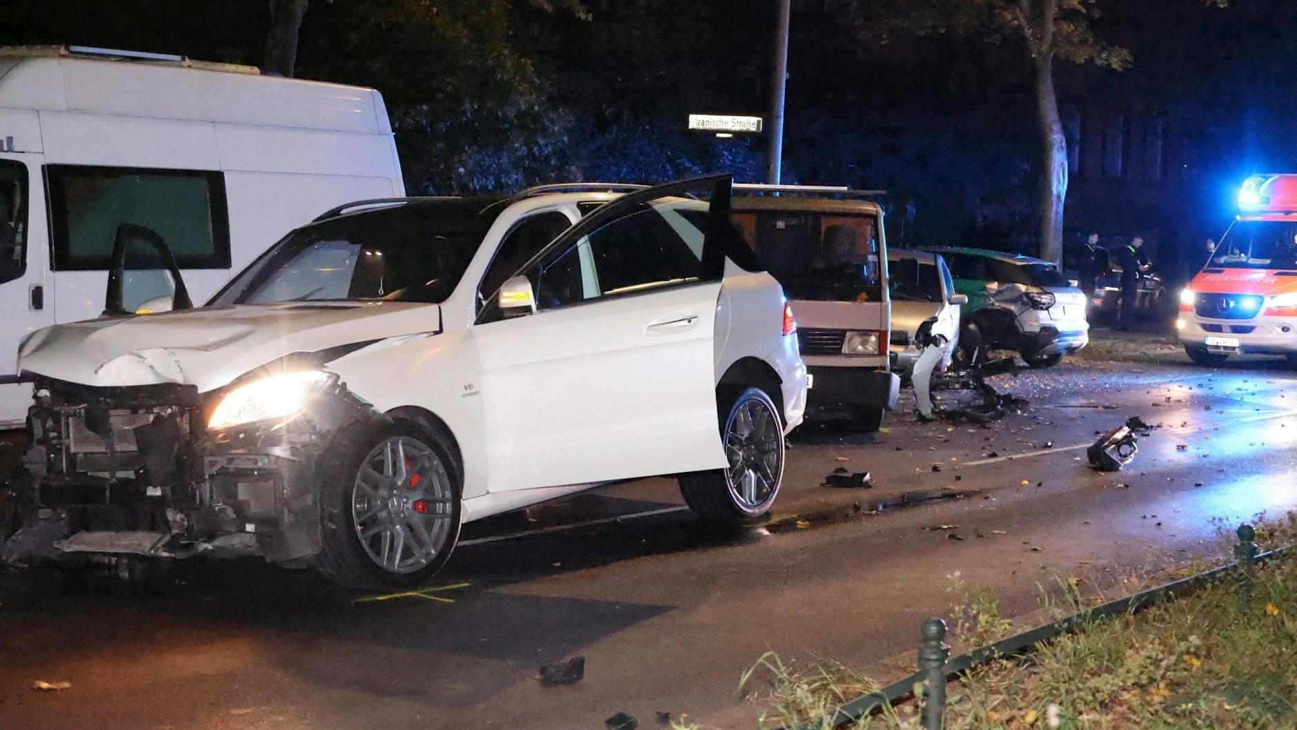 Ende einer Schrott-Fahrt. Trümmer liegen auf der Straße verteilt.