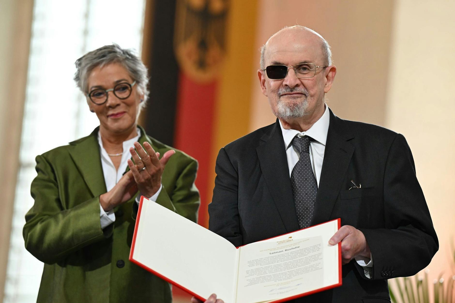 Zum Ende der Frankfurter Buchmesse 2023 überreichte Karin Schmidt-Friderichs den Friedenspreis des Deutschen Buchhandels an Salman Rushdie.