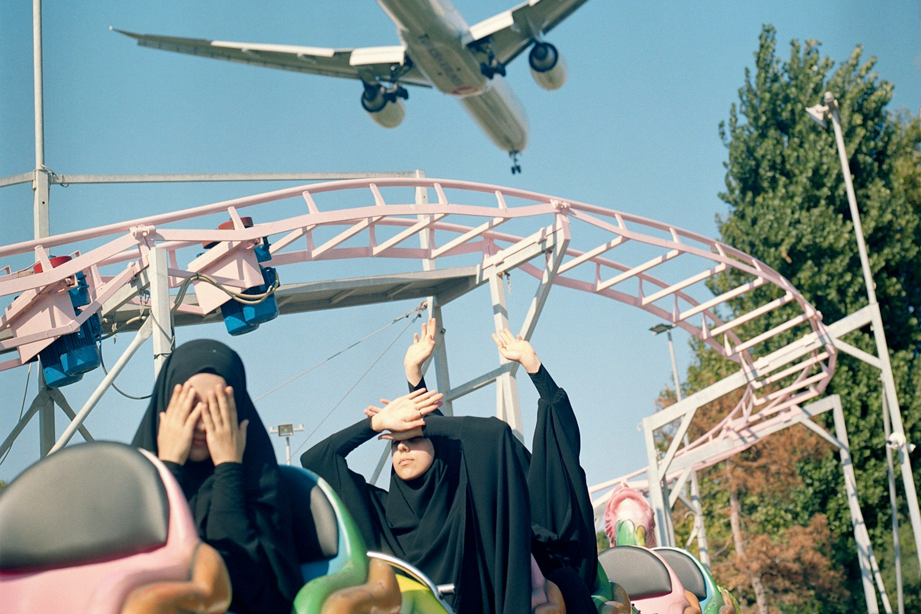 Sabiha Çimen: „Ein Flugzeug überfliegt Studentinnen in einem Vergnügungspark, Istanbul, Türkei“, 2018