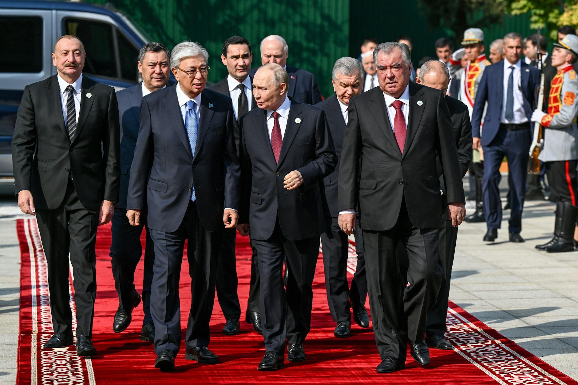 Im Mittelpunkt: Wladimir Putin, umgeben von zentralasiatischen und osteuropäischen Staats- und Regierungschefs im tadschikischen Duschanbe.