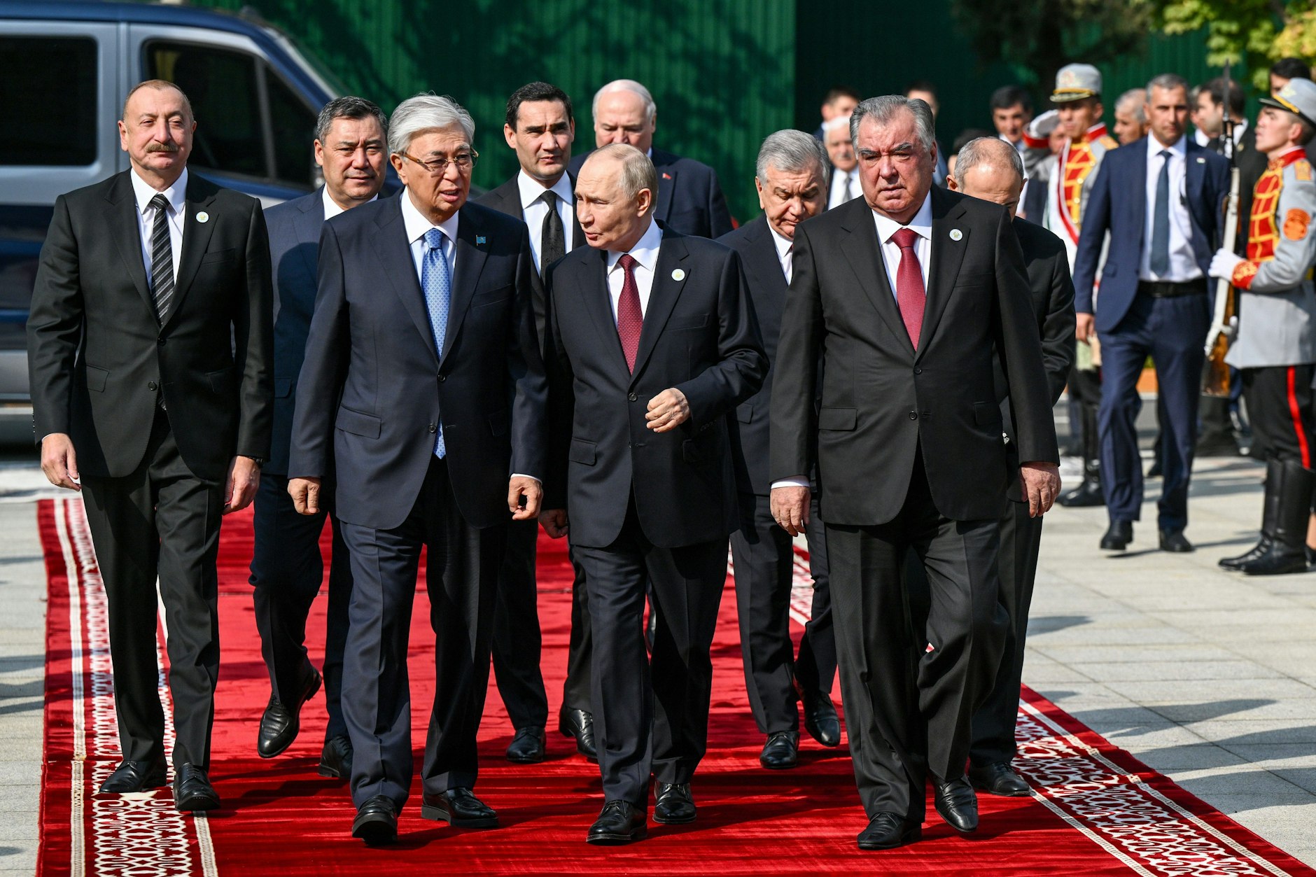 Im Mittelpunkt: Wladimir Putin, umgeben von zentralasiatischen und osteuropäischen Staats- und Regierungschefs im tadschikischen Duschanbe.