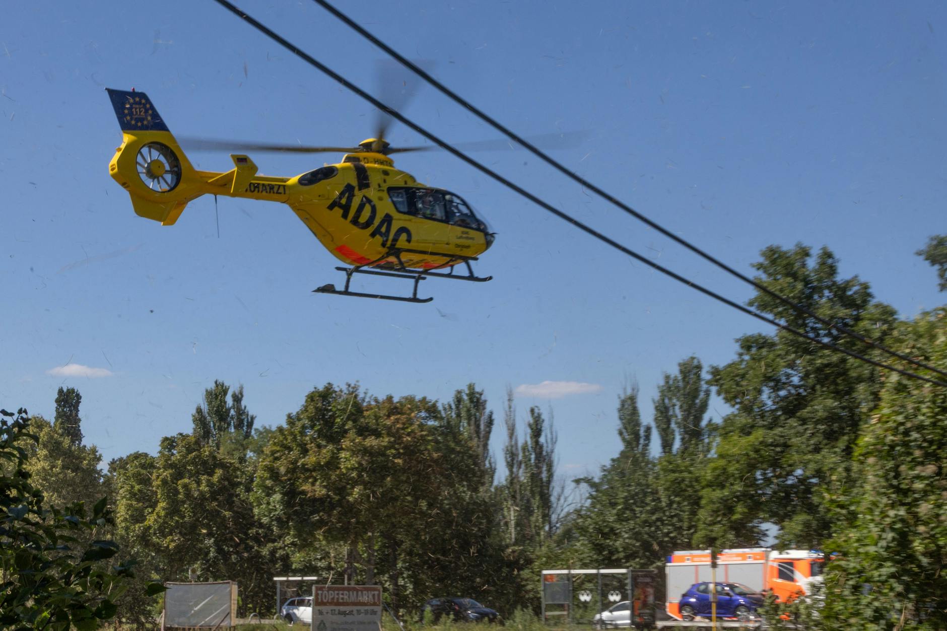 Schwerer Verkehrsunfall an der Kreuzung Späthstraße und Lingusterweg Ende August: Eine Kehrmaschine war umgekippt, der eingeklemmte Fahrer wurde mit dem Helikopter ins Krankenhaus gebracht.