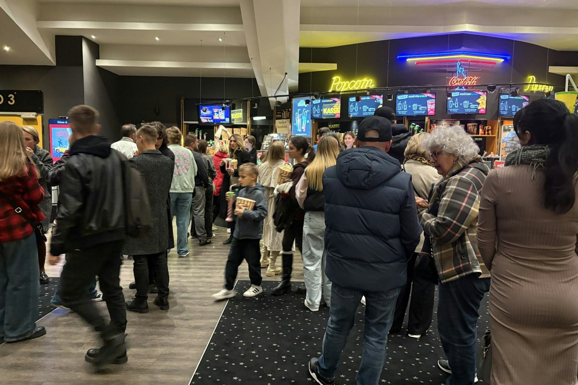 Foyer des Multiplexkinos vor dem ukrainischen Roadmovie