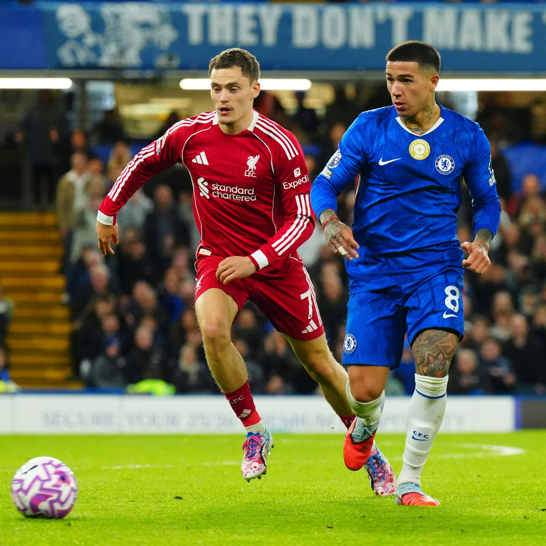 Florina Wirtz vom FC Liverpool im Laufduell mit Chelseas Enzo Fernandez