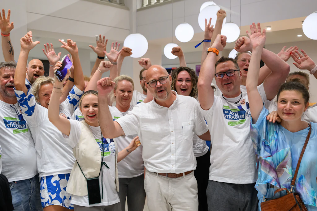 Freude nach dem Sieg: Axel Strasser (M./parteilos) freut sich über den Sieg in Frankfurt.
