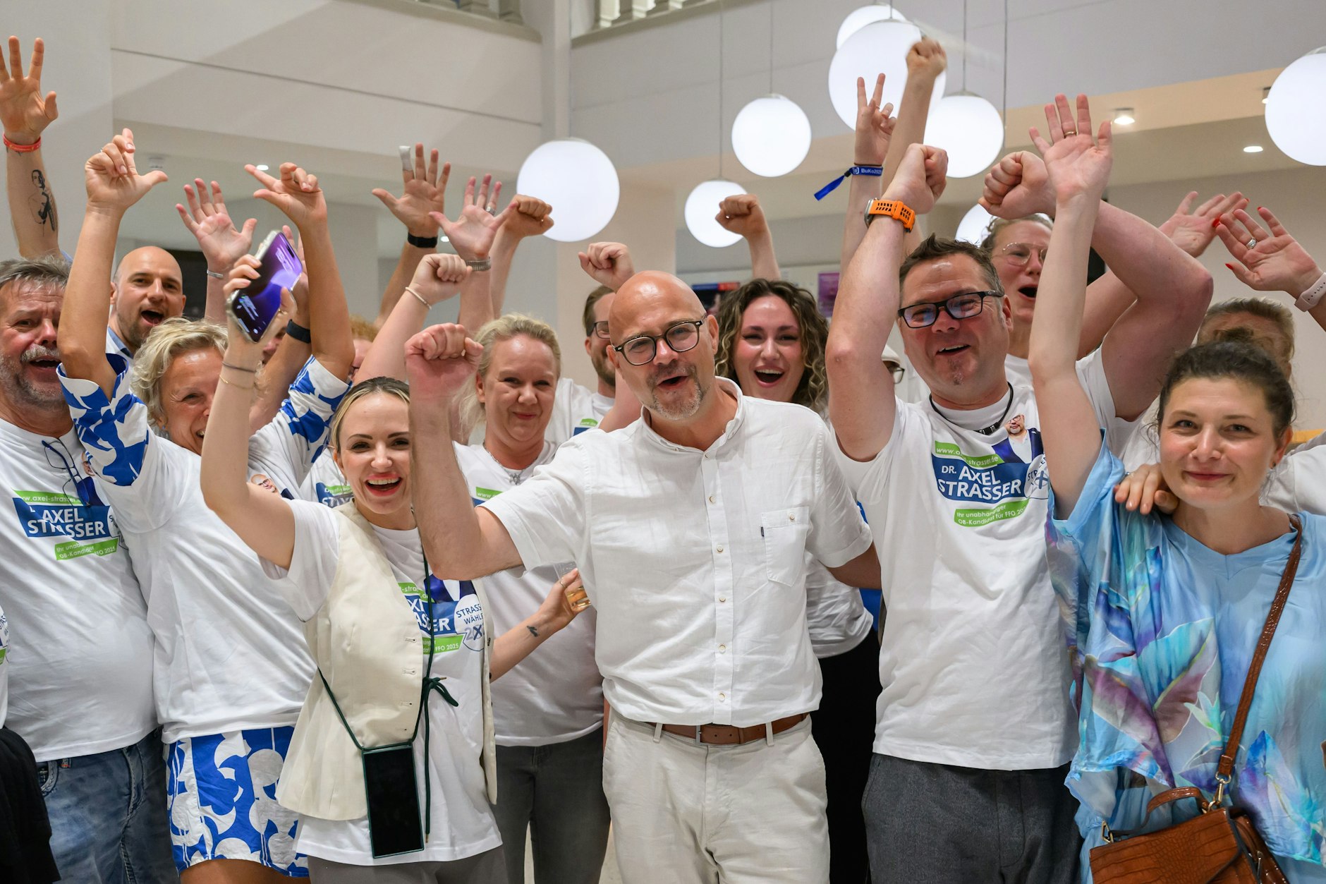 Freude nach dem ersten Sieg: Axel Strasser (M./parteilos) freut sich über den Sieg im ersten Wahlgang. Klappt es am Sonntag auch in der Stichwahl?