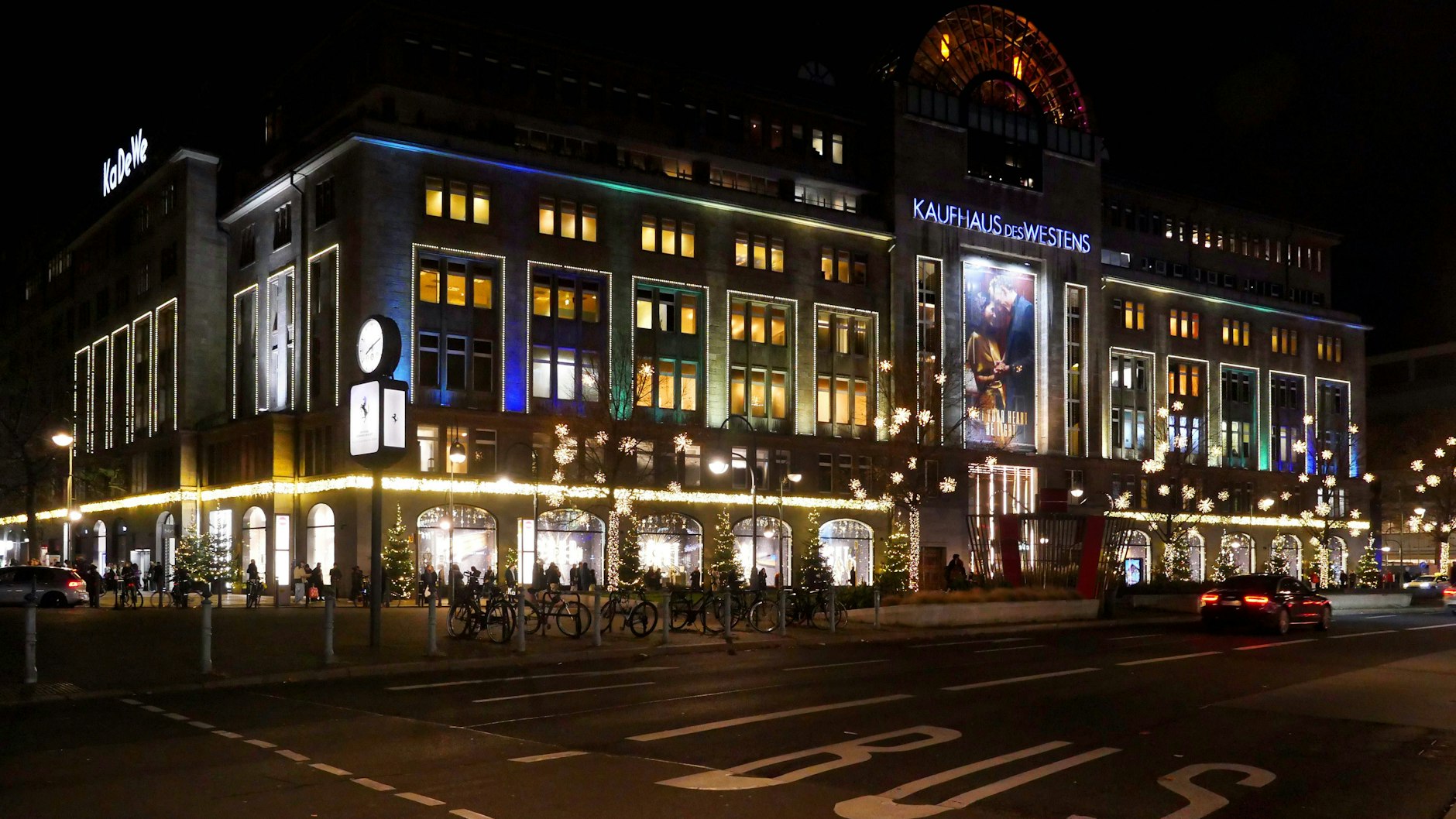 Das KaDeWe ist zu Weihnachten immer besonders geschmückt. Nun bekommt das Luxus-Kaufhaus einen Weihnachtsmarkt direkt vor der Tür.