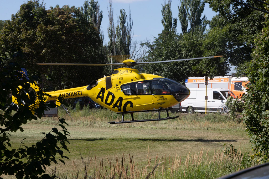 Schwerer Unfall an der Kreuzung Späthstrasse/Lingusterweg: Im August kippte eine Kehrmaschine um. Der schwerverletzte Fahrer wurde per Helikopter ins Krankenhaus gebracht.