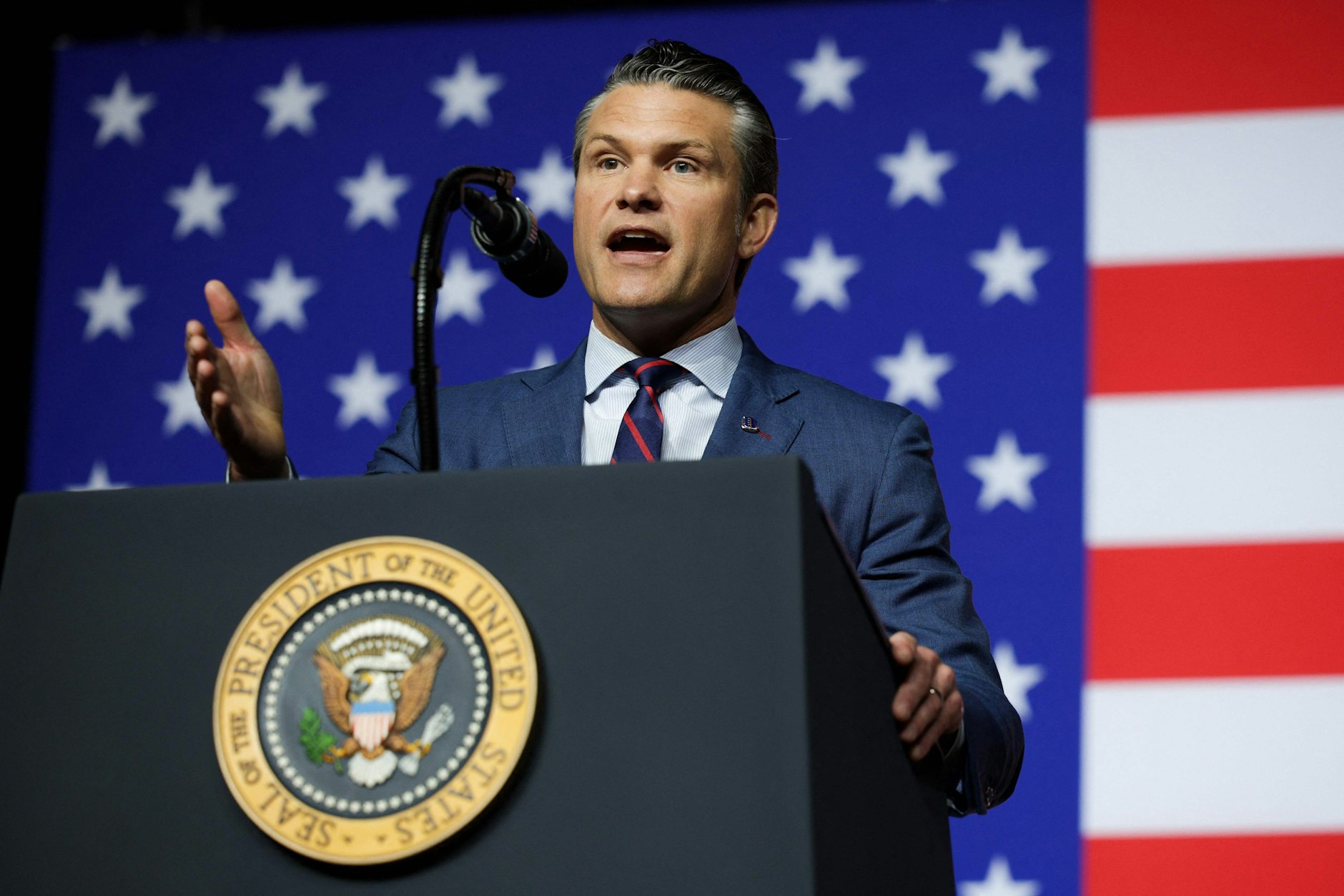 US-Verteidigungsminister Pete Hegseth spricht zu Soldaten.