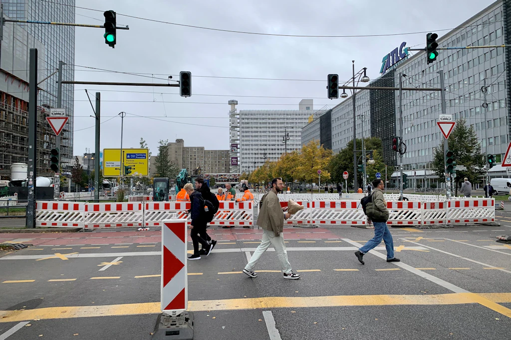 Die Straße am nördlichen Ende des Alexanderplatzes ist vollständig gesperrt.