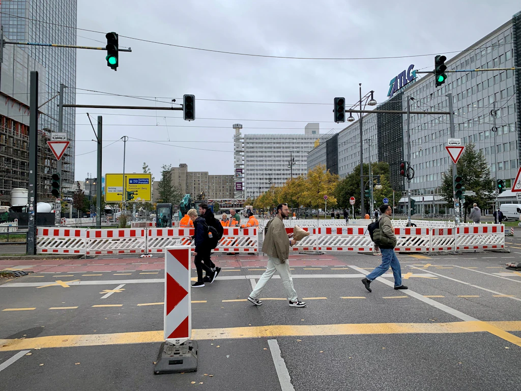 Neue Dauer-Stau-Stelle am Alex: Vollsperrung bis Mitte November