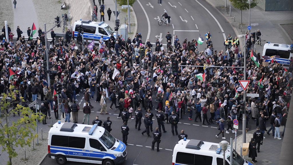 Die Polizei bildet eine Gasse für die Demonstranten, sichert deren Zug durch Berlin ab.