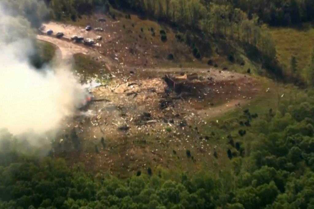 Rauch liegt in der Luft, während Trümmer den Boden und Fahrzeuge bedecken, nachdem eine gewaltige Explosion eine militärische Sprengstofffabrik in Hickman County, Tennessee, erschüttert hat 