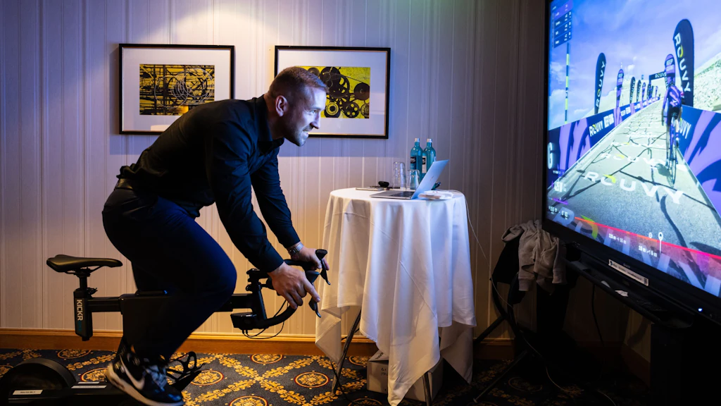 Robert Förstemann fährt auf dem Simulator beim Herbstfest des Berlin Capital Club.