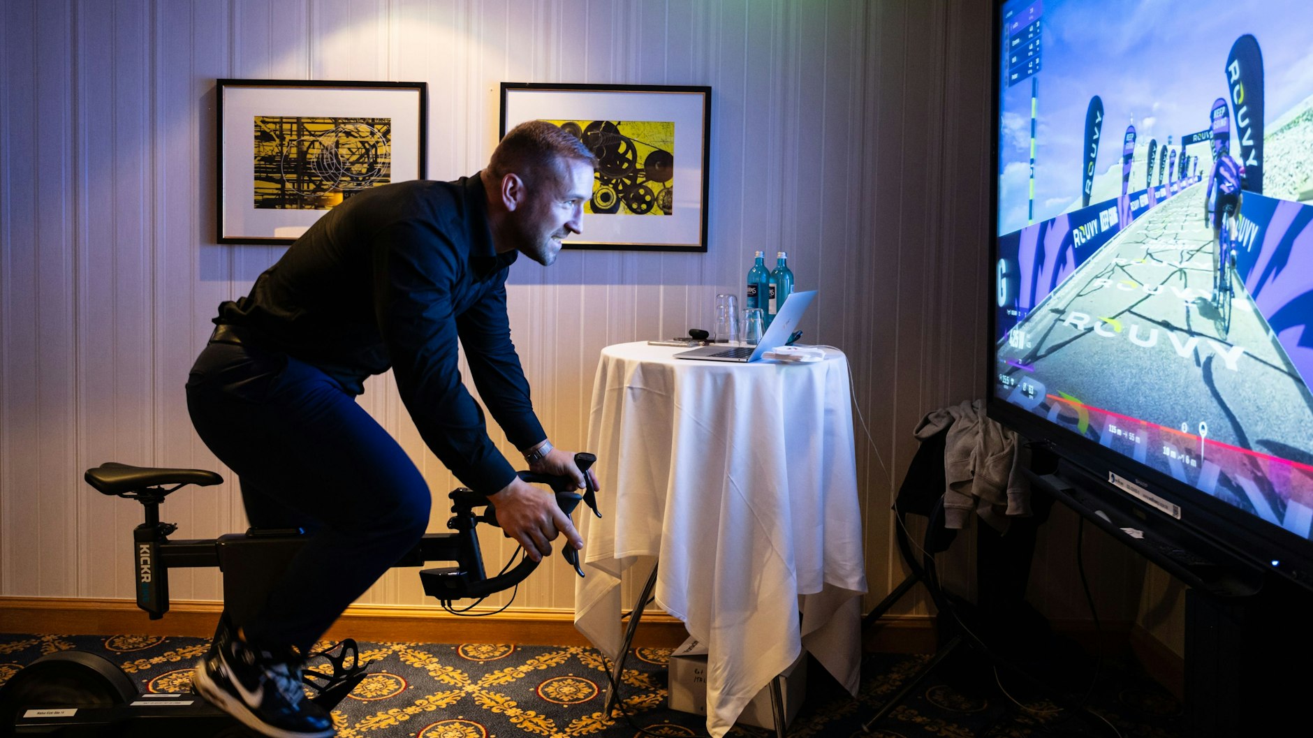 Robert Förstemann fährt auf dem Simulator beim Herbstfest des Berlin Capital Club.