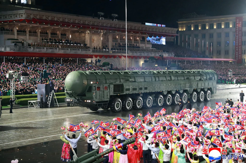 Kuzey Kore yeni Hwasong-20 kıtalararası balistik füzesini tanıttı – menzili ABD'ye mi?