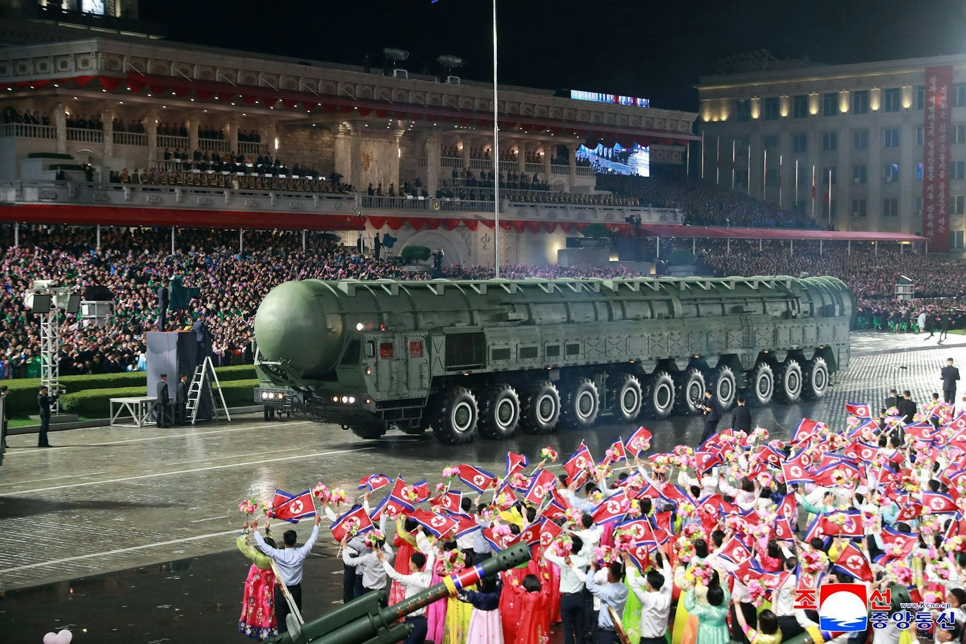 Pjöngjang: Das Foto zeigt nach Angaben von KCNA eine neue Interkontinentalrakete mit der Bezeichnung „Hwasong Gun-20“.