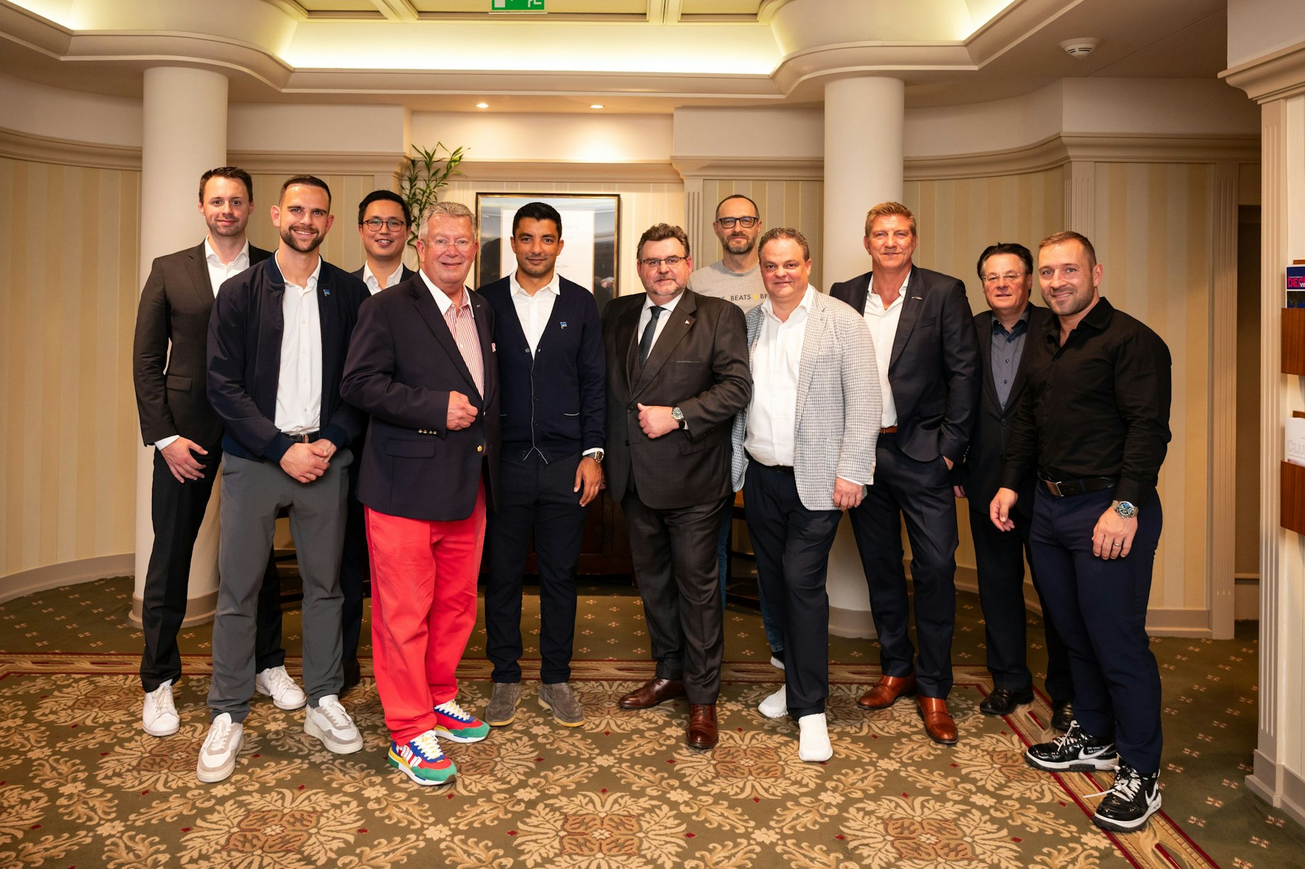 Macher beim Herbstfest im Berlin Capital Club v.l.: Eric Marschke (Golfclub Motzen), Marius Gersbeck (Torwart Hertha BSC), Alexander D. Klostermann (Berlin Capital Club/IAC), Claus R. Mayer (Berlin Capital Club/MR Plan Group), Sami Allagui (Sportkoordinator Hertha BSC), Gino Leonhard (Private Palace Hotels &amp; Resorts), Valts Miltovics (Sixdays-Weekend), Patric Neeser (Berlin Capital Club), Marko Rehmer (Hertha-Legende), Matthias Wolfram (Wolfram-Bürokommunikation) und Bahnradstar Robert Förstemann.