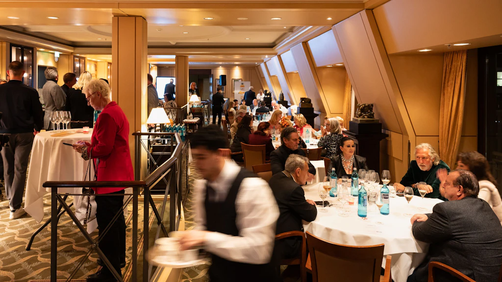 [In Eile waren beim Herbstfest im Berlin Capital Club nur die Kellner