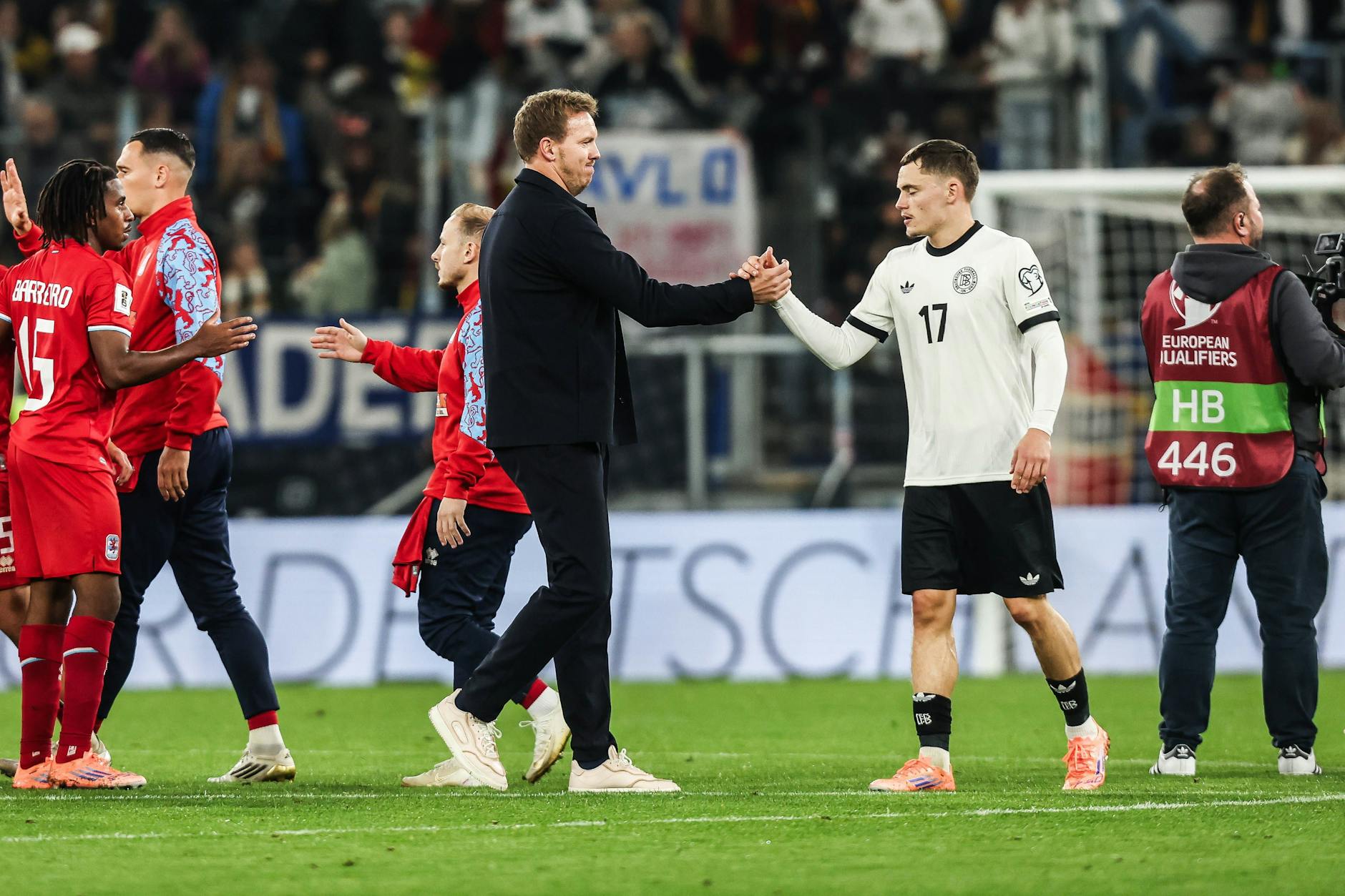 Bundestrainer Julian Nagelsmann klatscht nach Deutschlands 4:0 gegen Luxemburg mit Supertechniker Florian Wirtz ab.