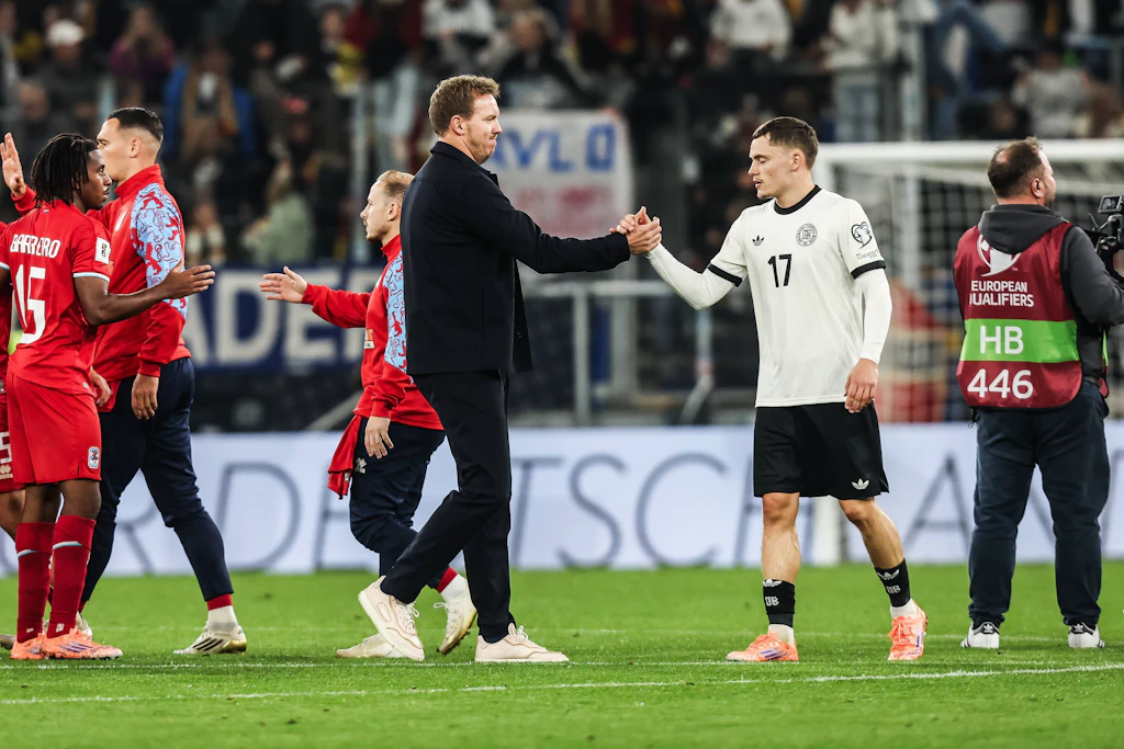 Bundestrainer Julian Nagelsmann klatscht nach Deutschlands 4:0 gegen Luxemburg mit Supertechniker Florian Wirtz ab.