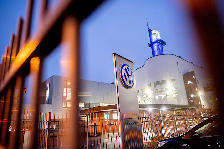 Ein Logo von Volkswagen steht an einer Einfahrt zum Werk Osnabrück. An dem Standort in Osnabrück arbeiten rund 2300 Beschäftigte. Volkswagen will nach Angaben des Betriebsrats in Deutschland mehrere Werke schließen und Zehntausende Arbeitsplätze abbauen.