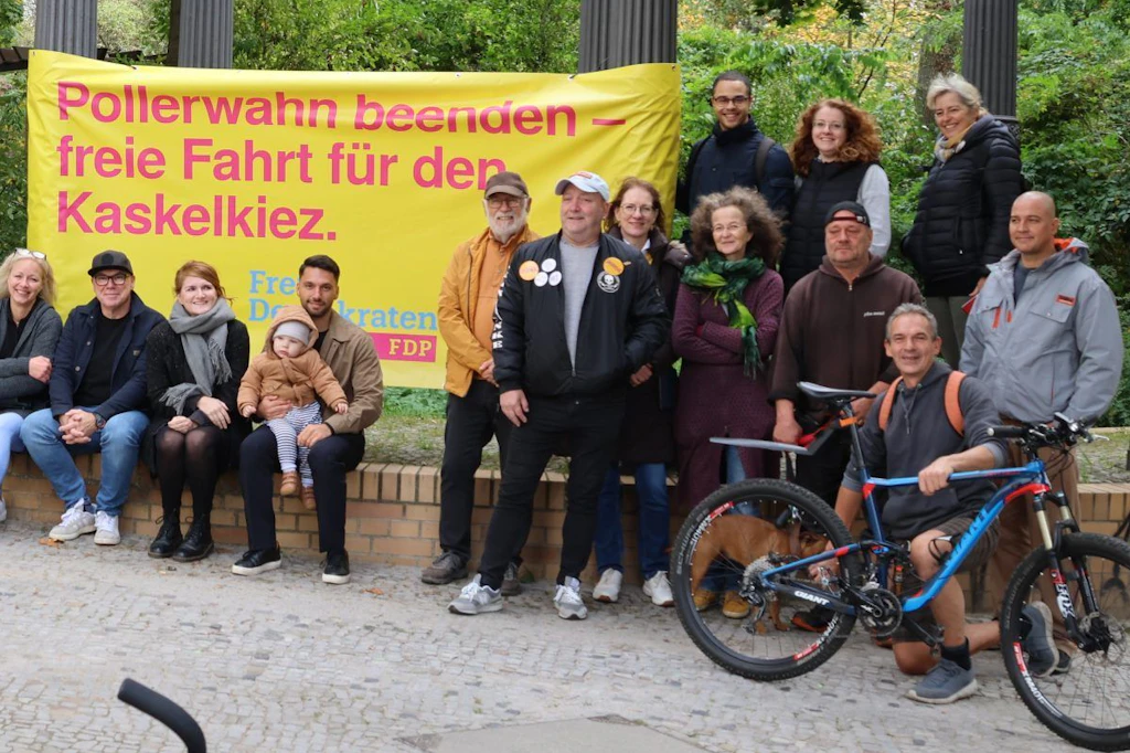 Anwohner, Unternehmer und Lokalpolitiker protestieren gegen die Poller-Politik in Berlin.