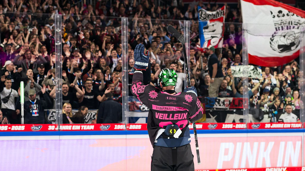 Yannick Veilleux wird nach seiner Rückkehr von den Fans extra begeistert gefeiert.