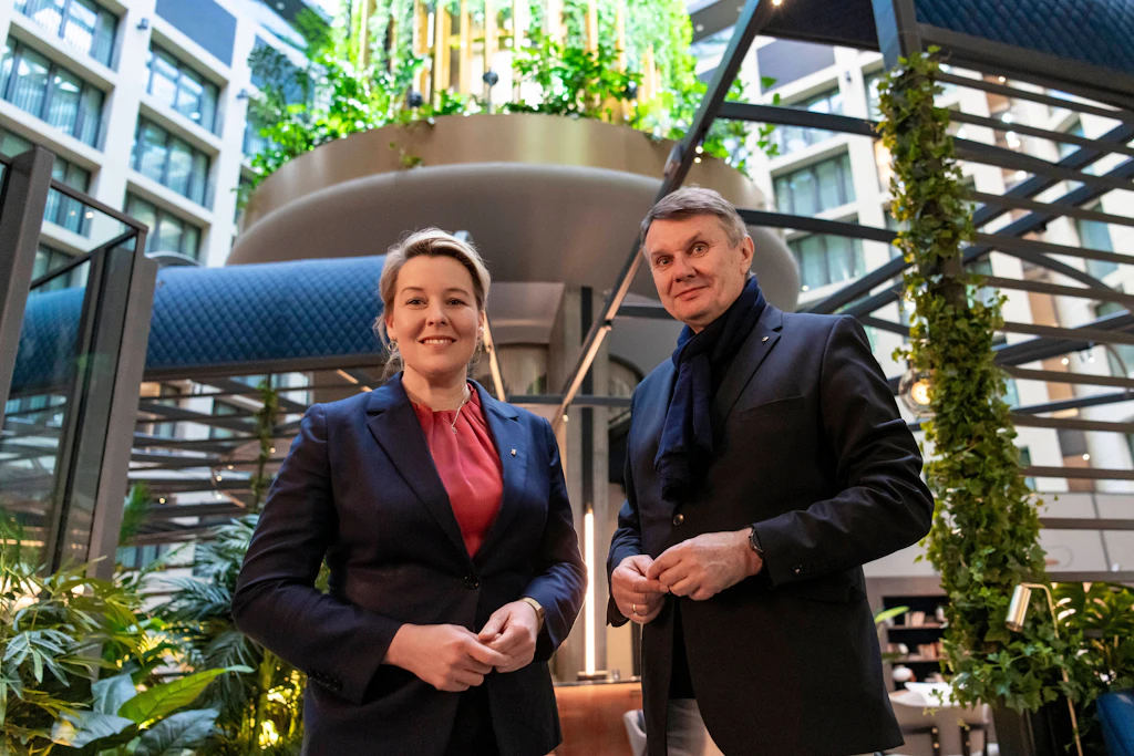 Burkhard Kieker im Februar 2025 neben Berlins Wirtschaftssenatorin Franziska Giffey (SPD).