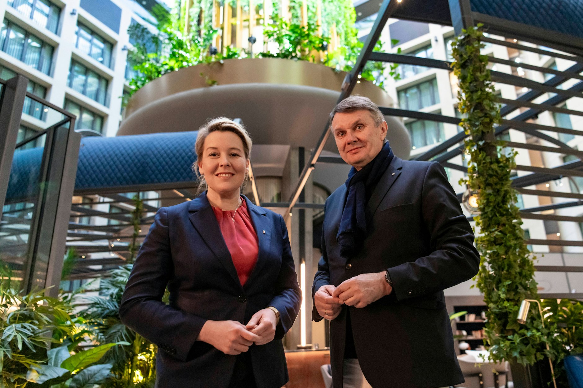 Burkhard Kieker im Februar 2025 neben Berlins Wirtschaftssenatorin Franziska Giffey (SPD).