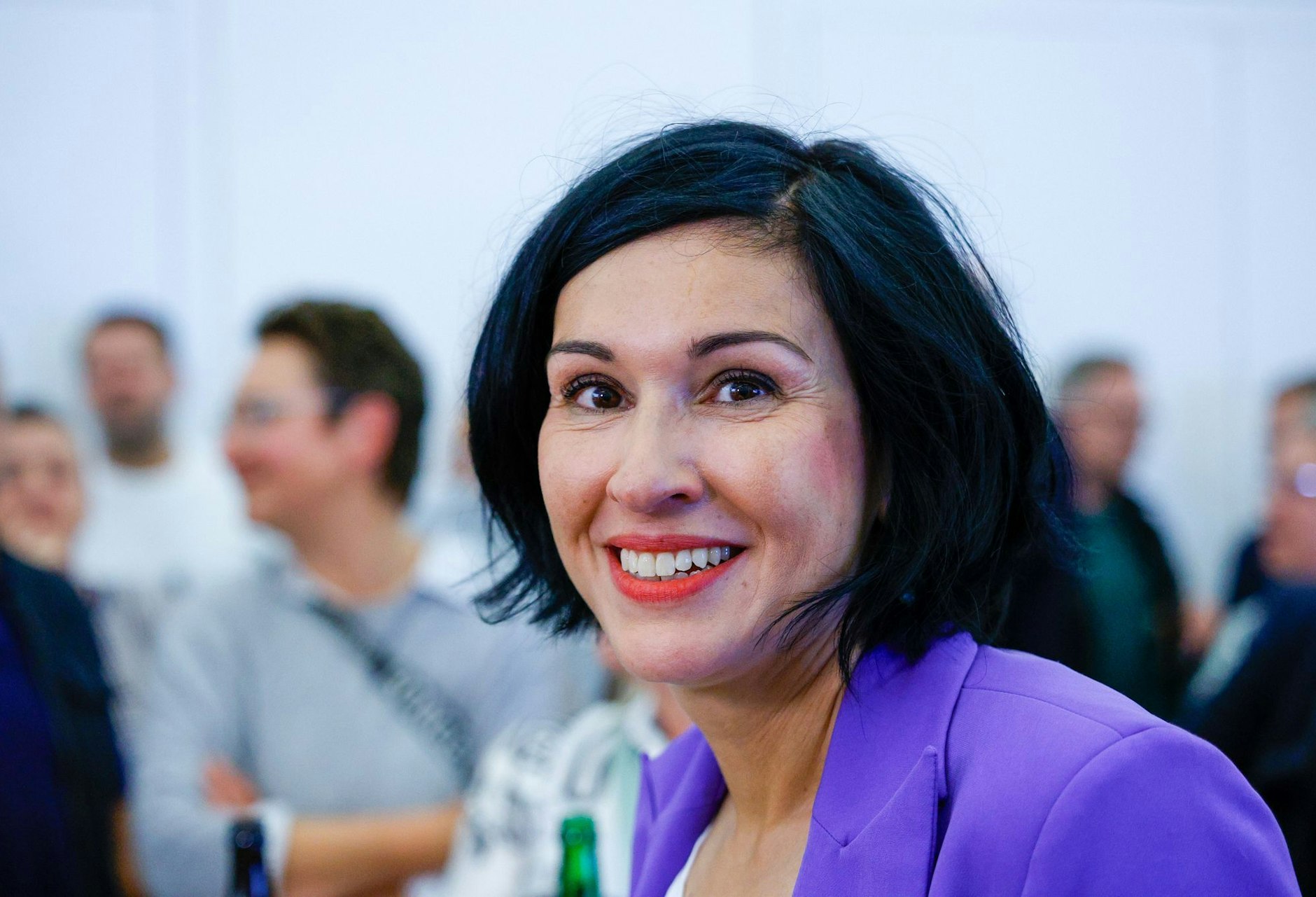 Noosha Aubel (parteilos), Kandidatin für die Stichwahl auf dem Wahlabend der Stadt Potsdam der Potsdamer Oberbürgermeisterwahl 2025 im Alten Rathaus.