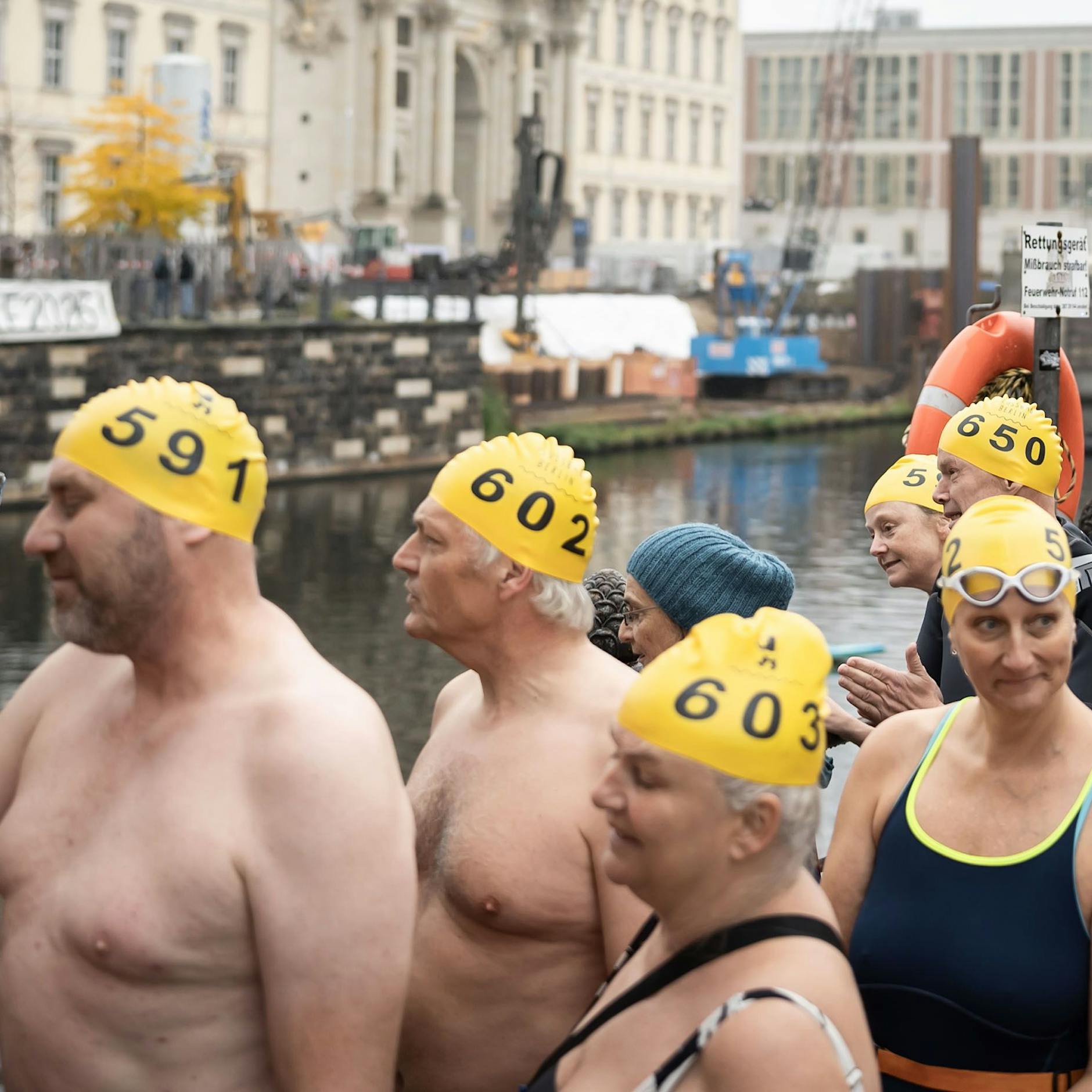 Schwimm-Demo: Bibbern für ein Ende des Badeverbots in der Spree