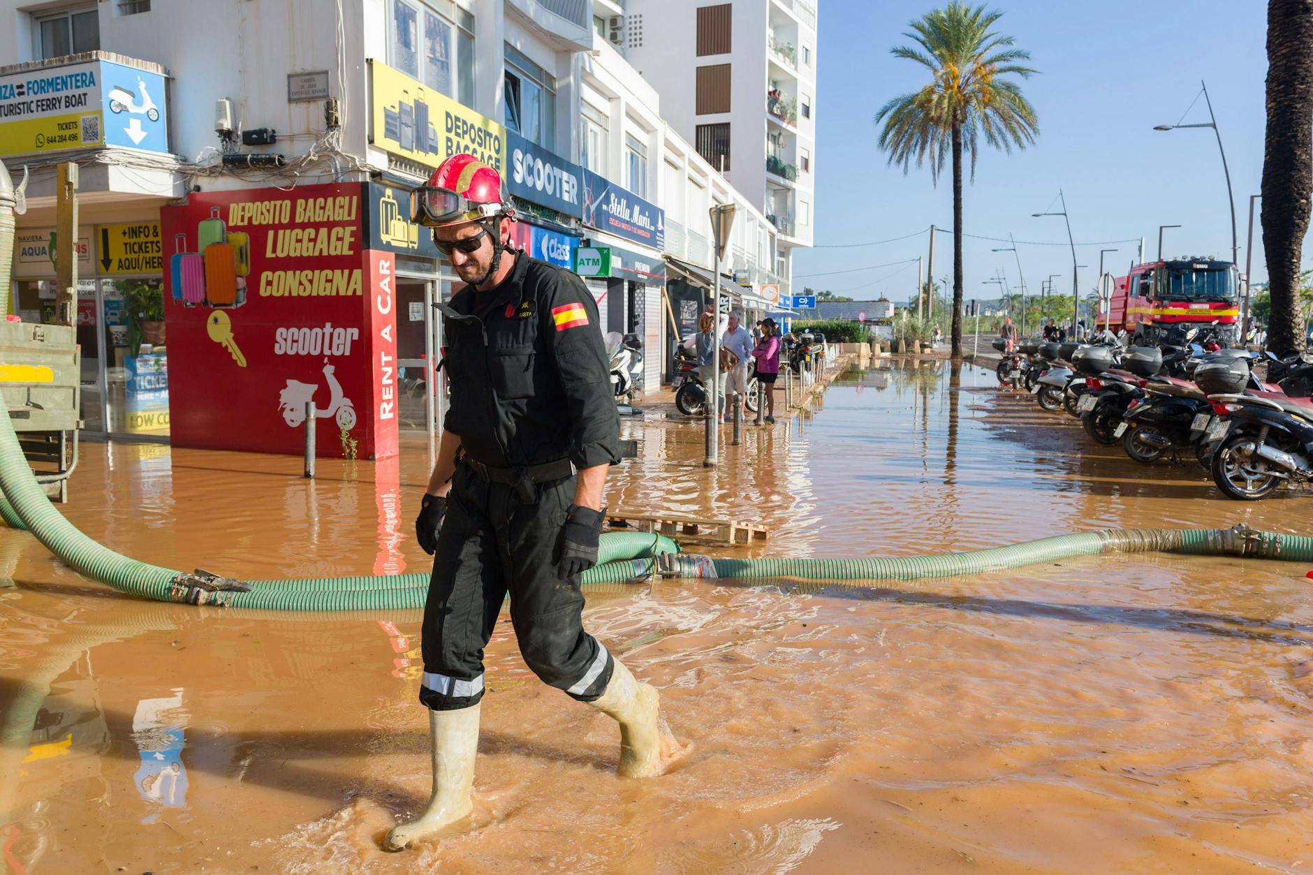 Erste Aufräumarbeiten nach dem Starkregen und Überschwemmungen auf Ibiza. Nun ist schon wieder Wassermassen-Chaos.