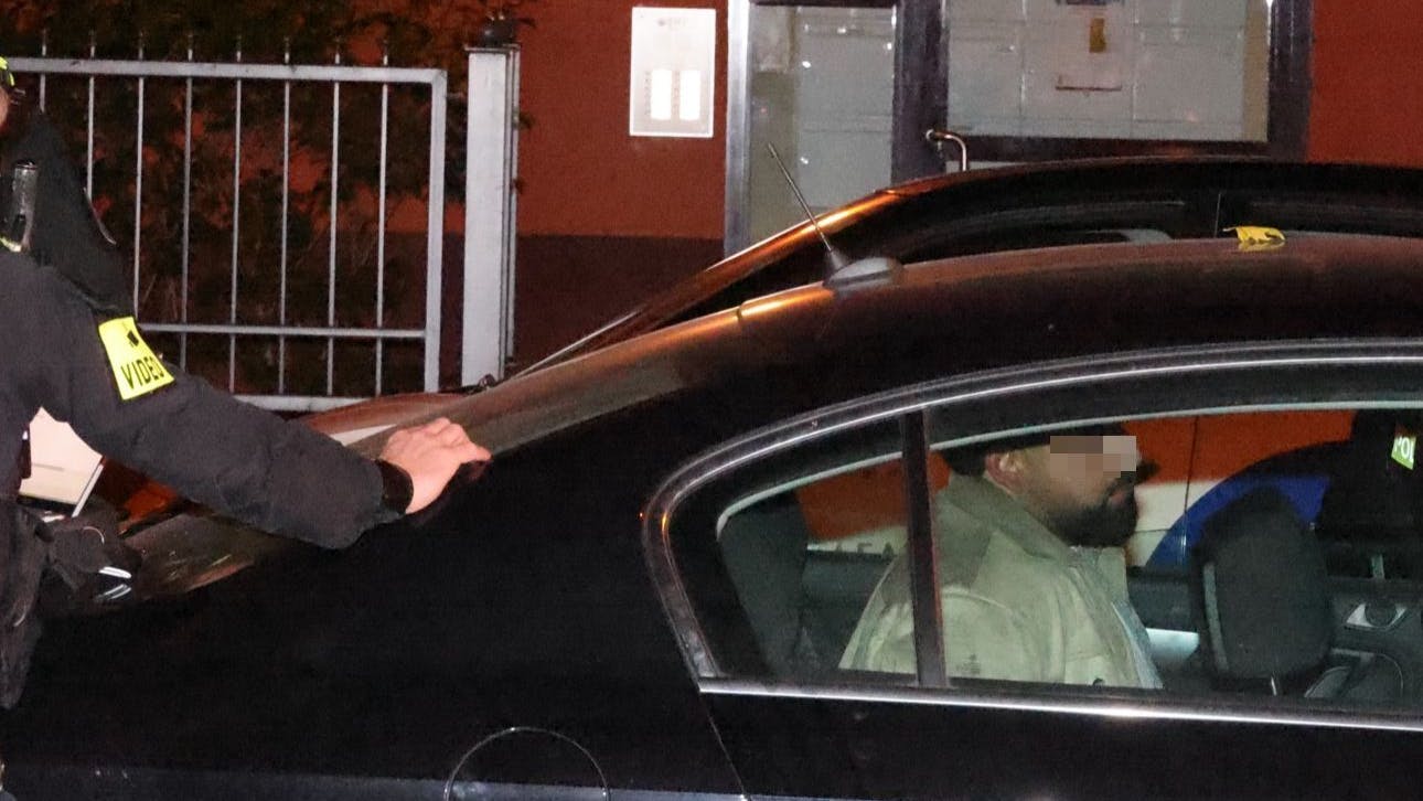 Der Flüchtige nach seiner Festnahme im Wagen der Polizei.